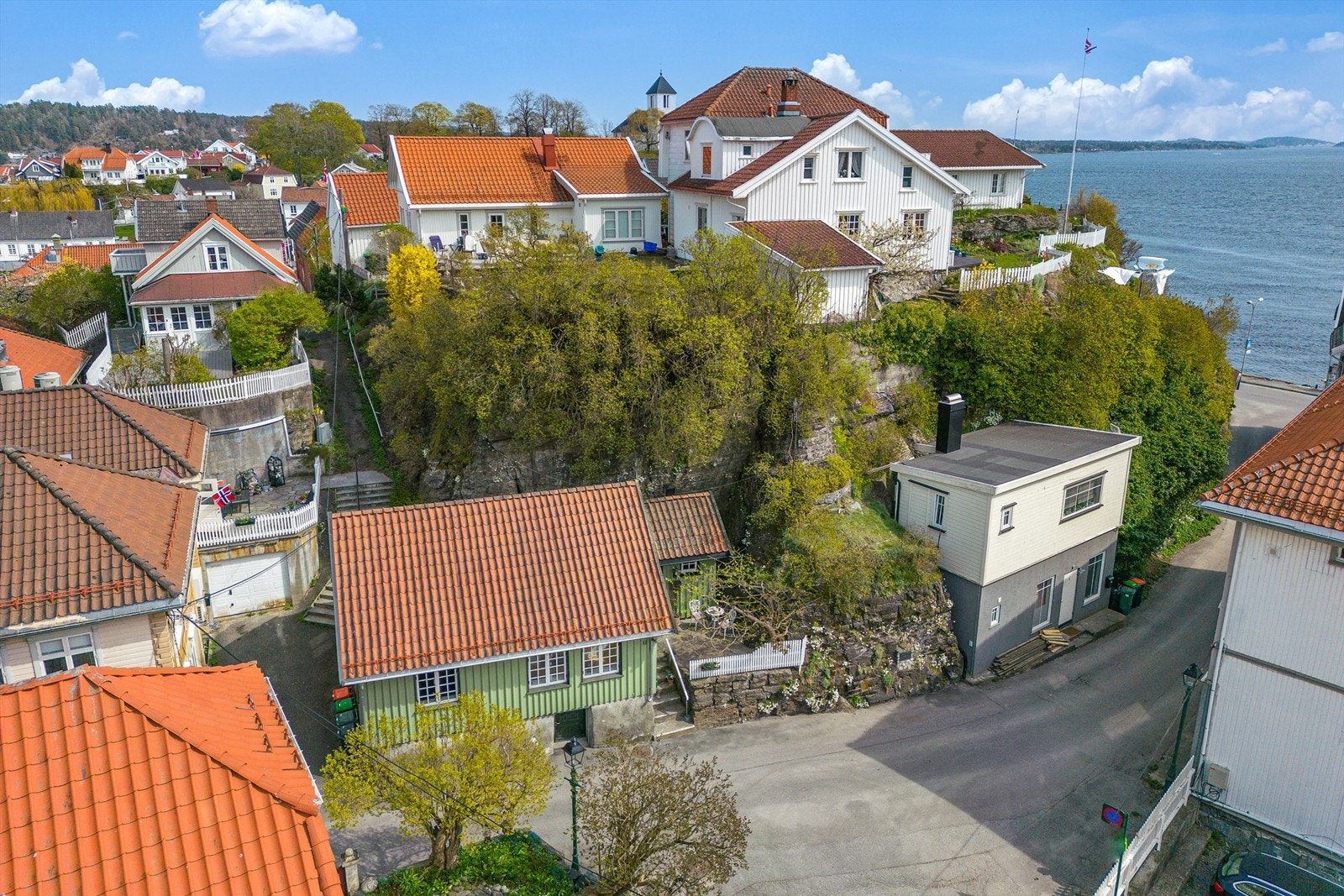 Fra boligen er det kort avstand ned til sjøen og Langbrygga. Galleribilde