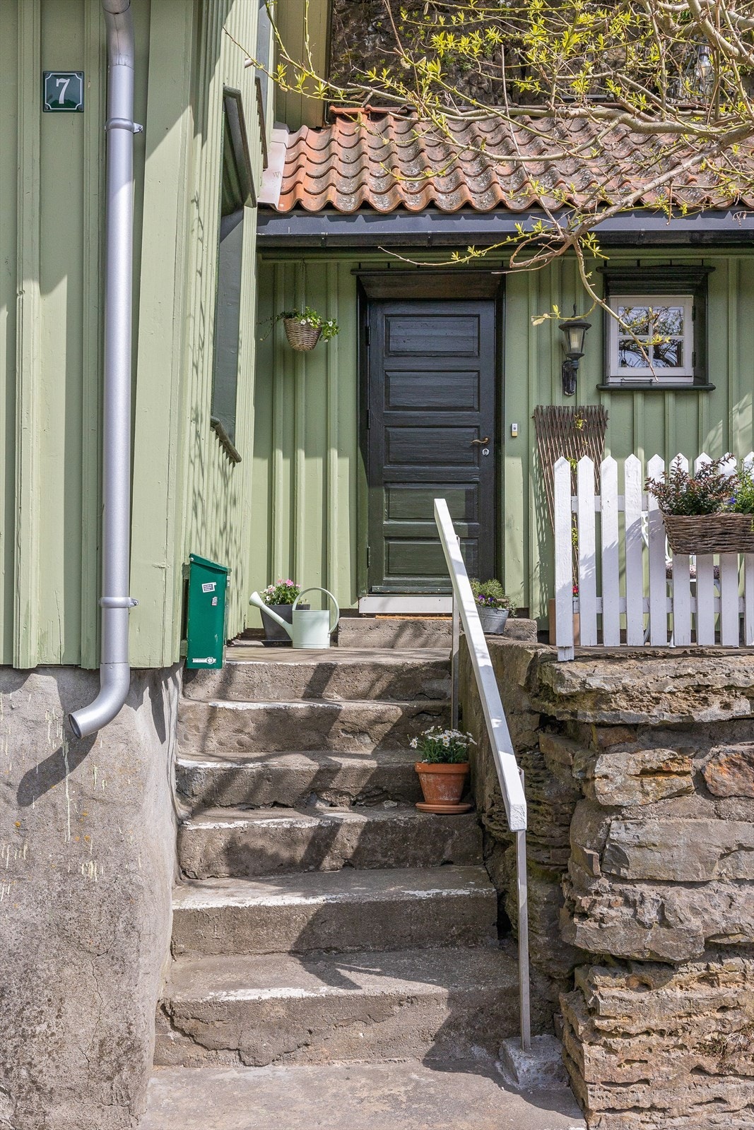VAKKERT FØRSTEINNRYKK: Mange mener inngangsdøren er husets viktigste detalj, den skal stå i stil til huset. På gamle hus males den ofte i kontrast til resten av huset. Galleribilde