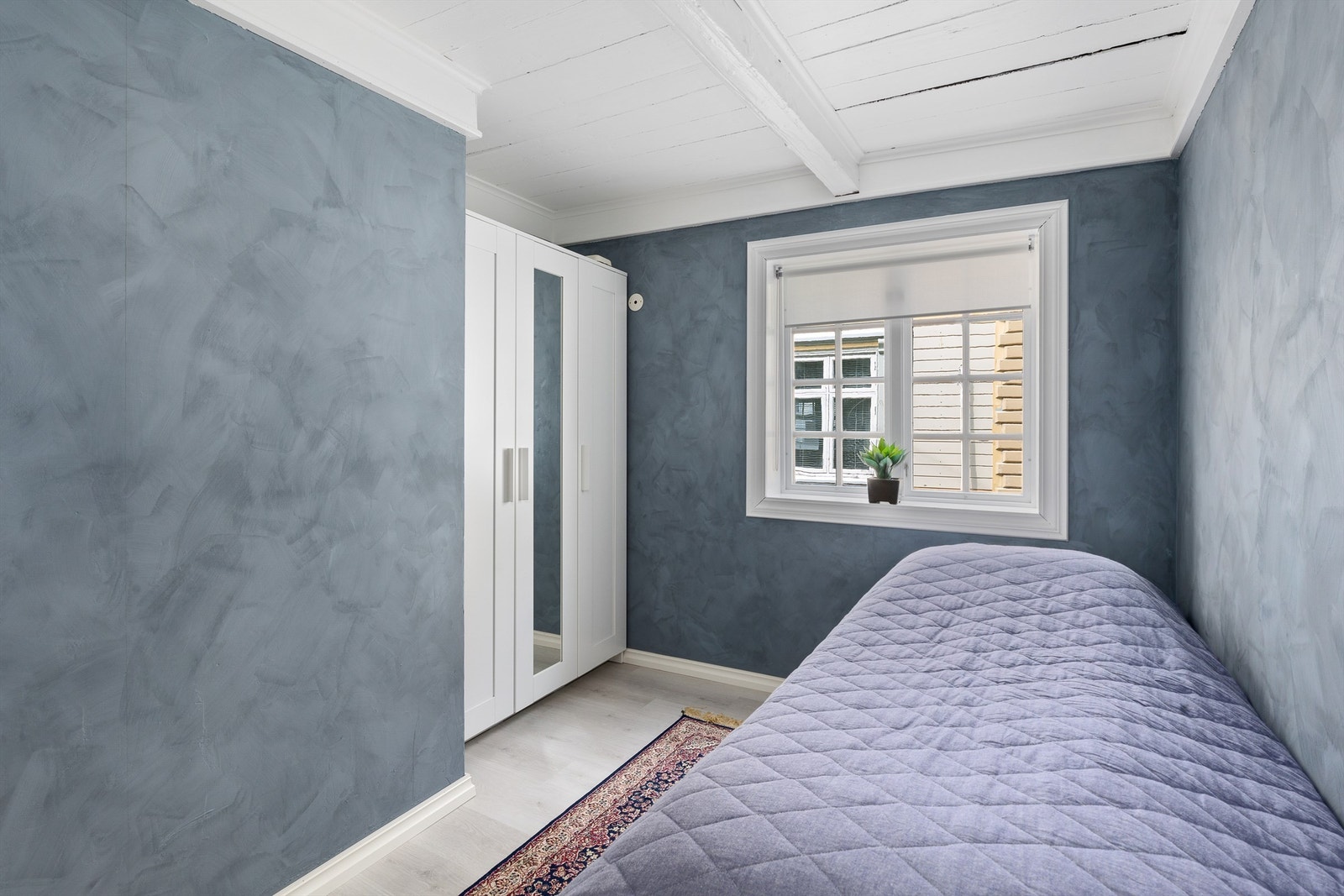 Behagelig fargepalett: Gjennomtenkt bruk at materialer, farger og tekstiler. Helheten gir ro og harmoni. Galleribilde