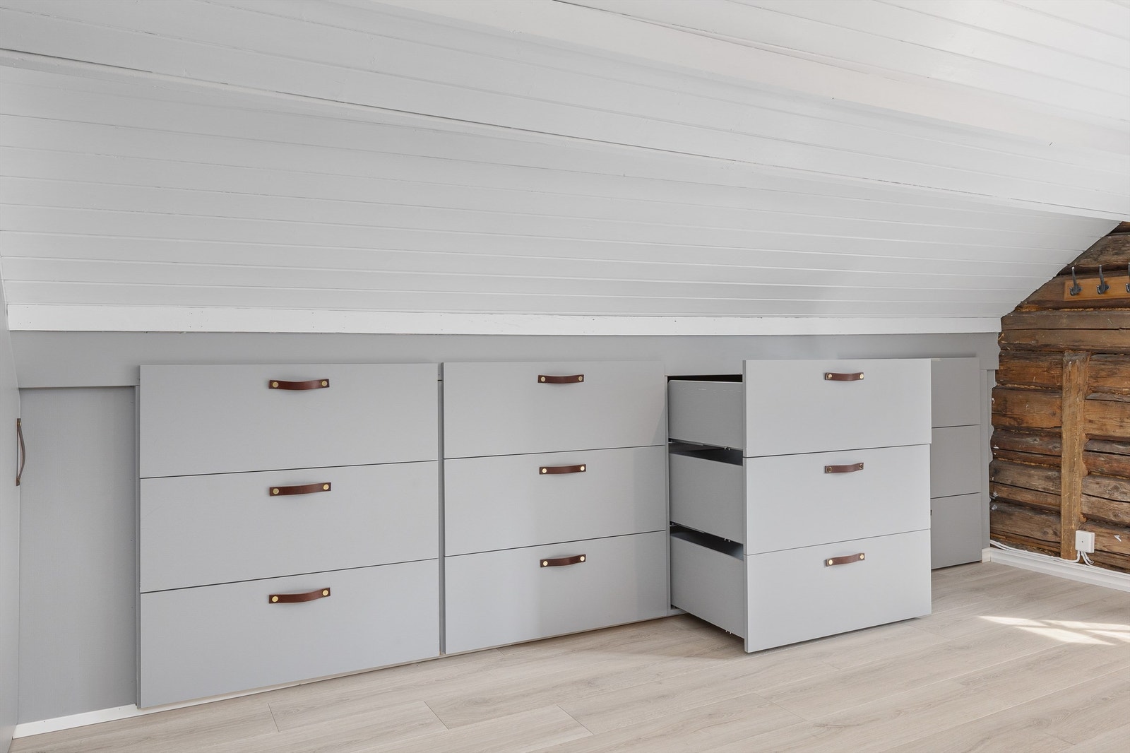 OPPBEVARING: I kneveggen er det laget praktiske skuffer til klær og skotøy. Galleribilde