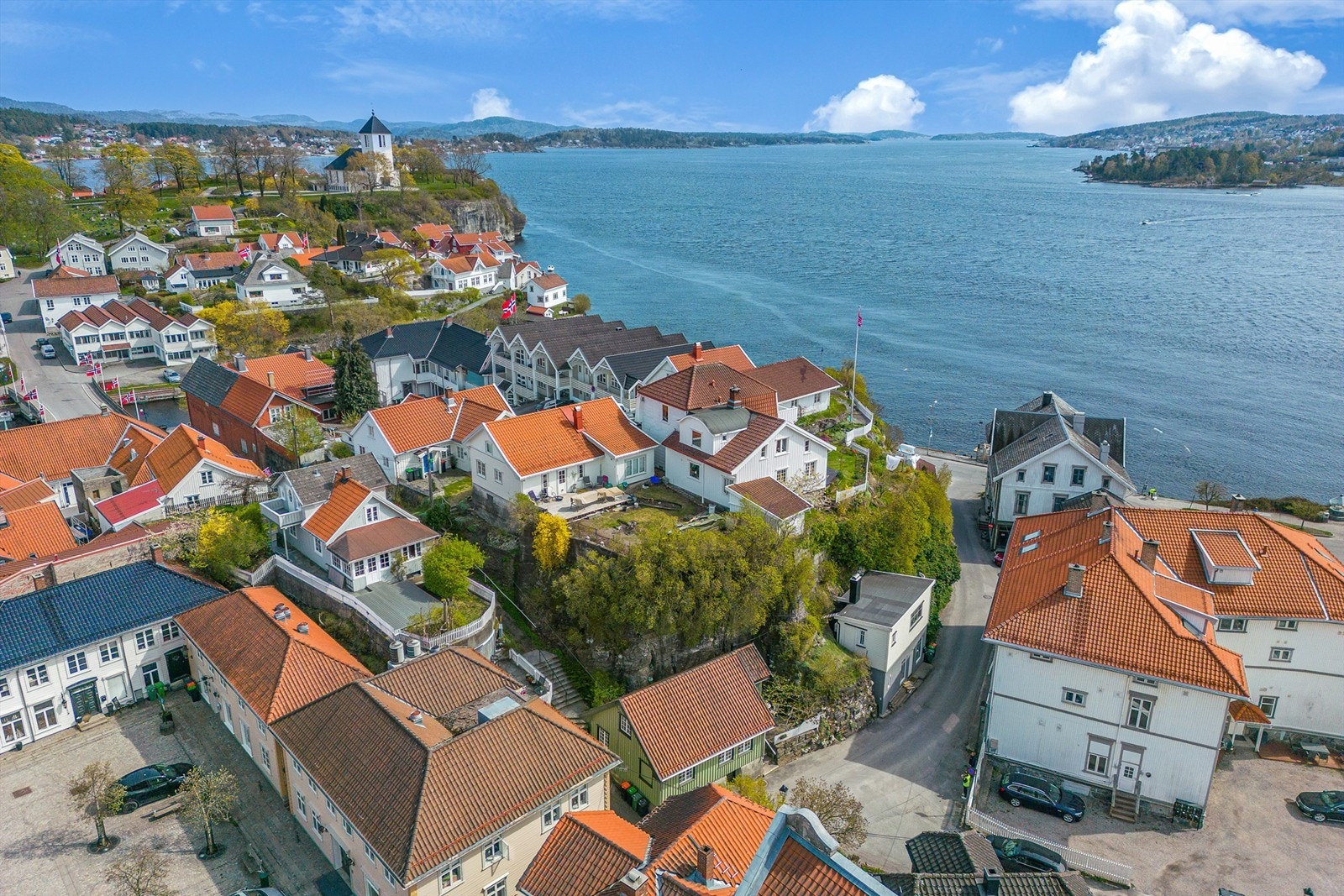 Sentral beliggenhet til sentrum, ferge, buss og bading. Galleribilde