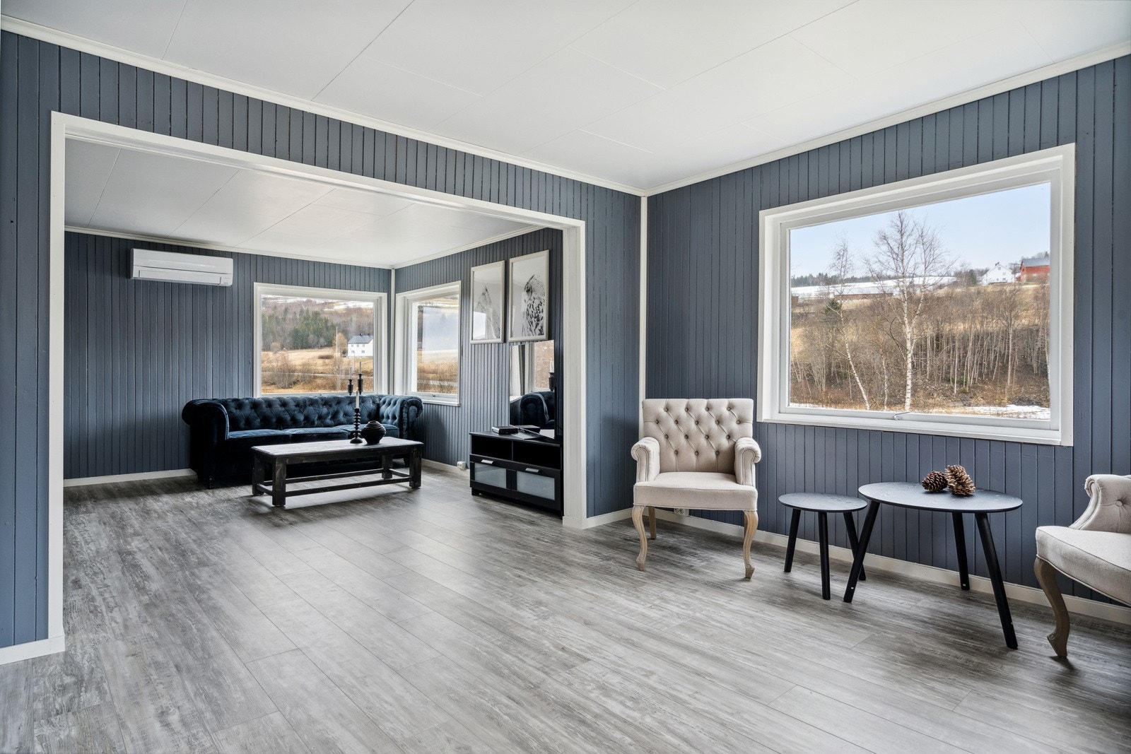 Gjennombelyst stue med mye lysinnslipp. Galleribilde