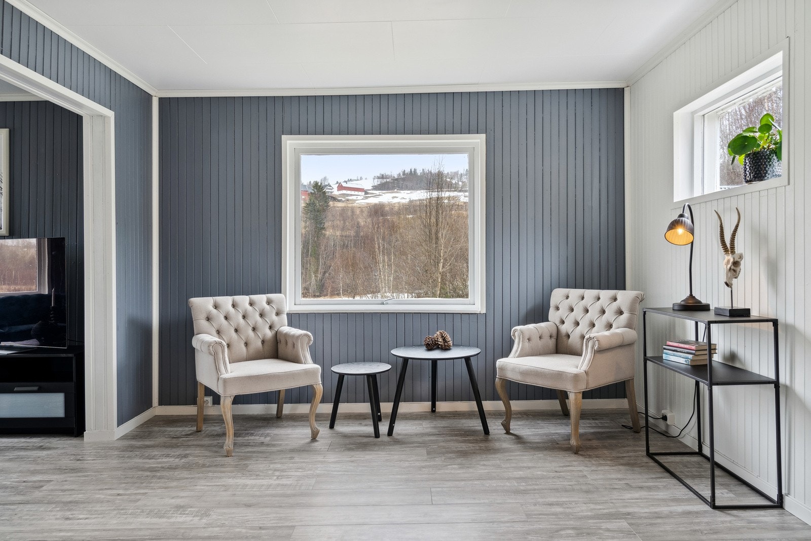 God plass til flere sittegrupper på stua. Galleribilde