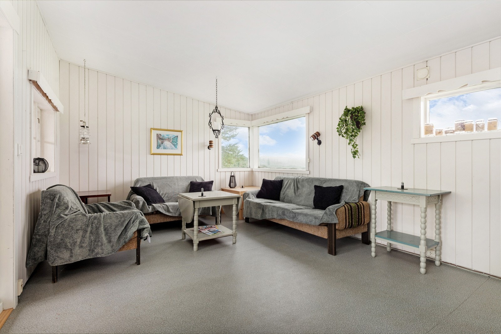 Romslig stue med plass til flere sittegrupper. Galleribilde