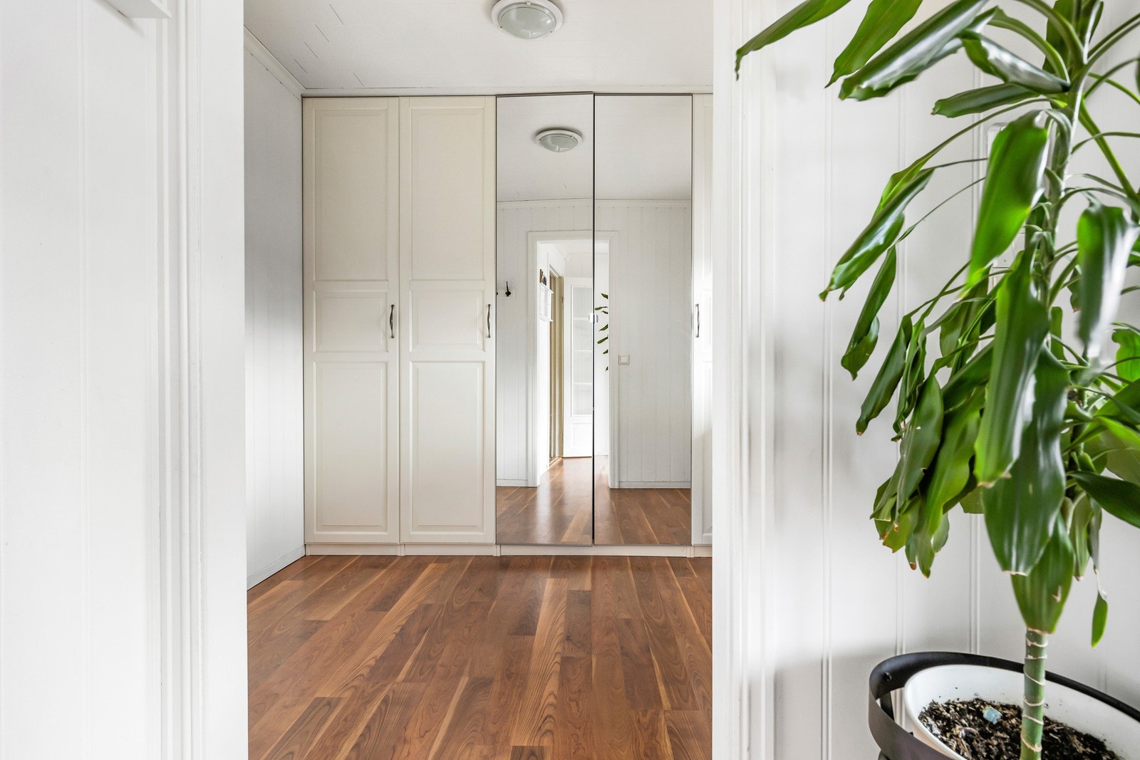 Garderobe ifm entre Galleribilde