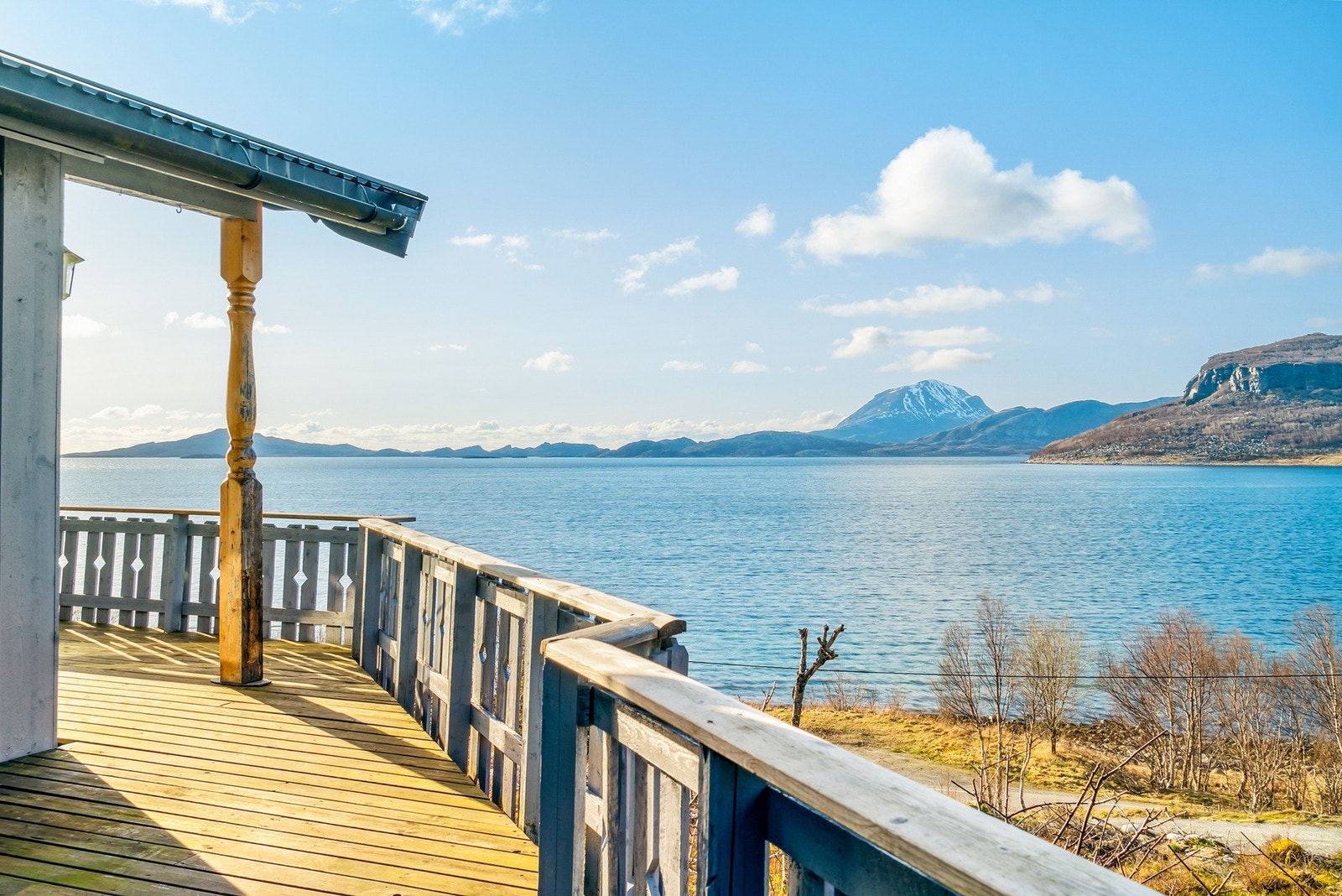Terrasse rundt deler av hytta. Gode solforhold og flott utsikt! Galleribilde