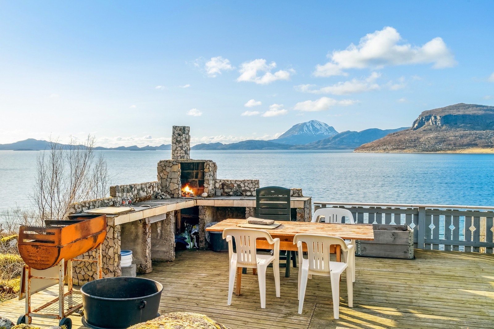 Terrasse utenfor kjøkken og stue. Flott utsikt! Galleribilde
