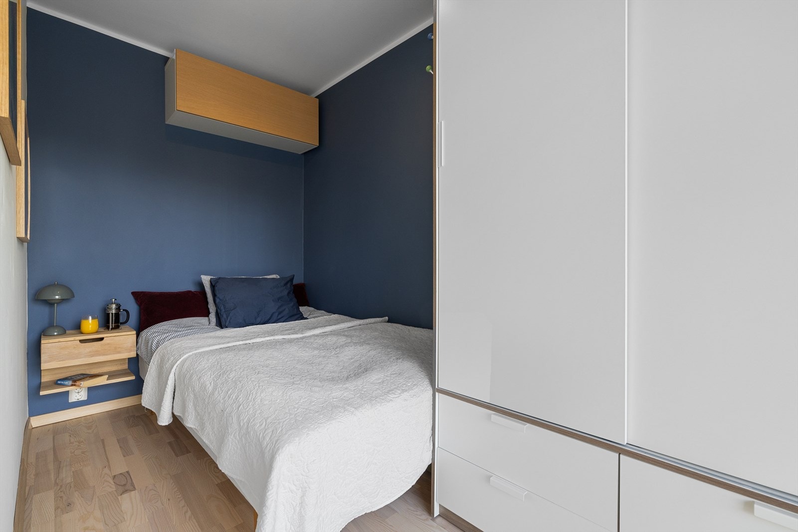 Sovealkove av god størrelse med god plass til garderobe Galleribilde