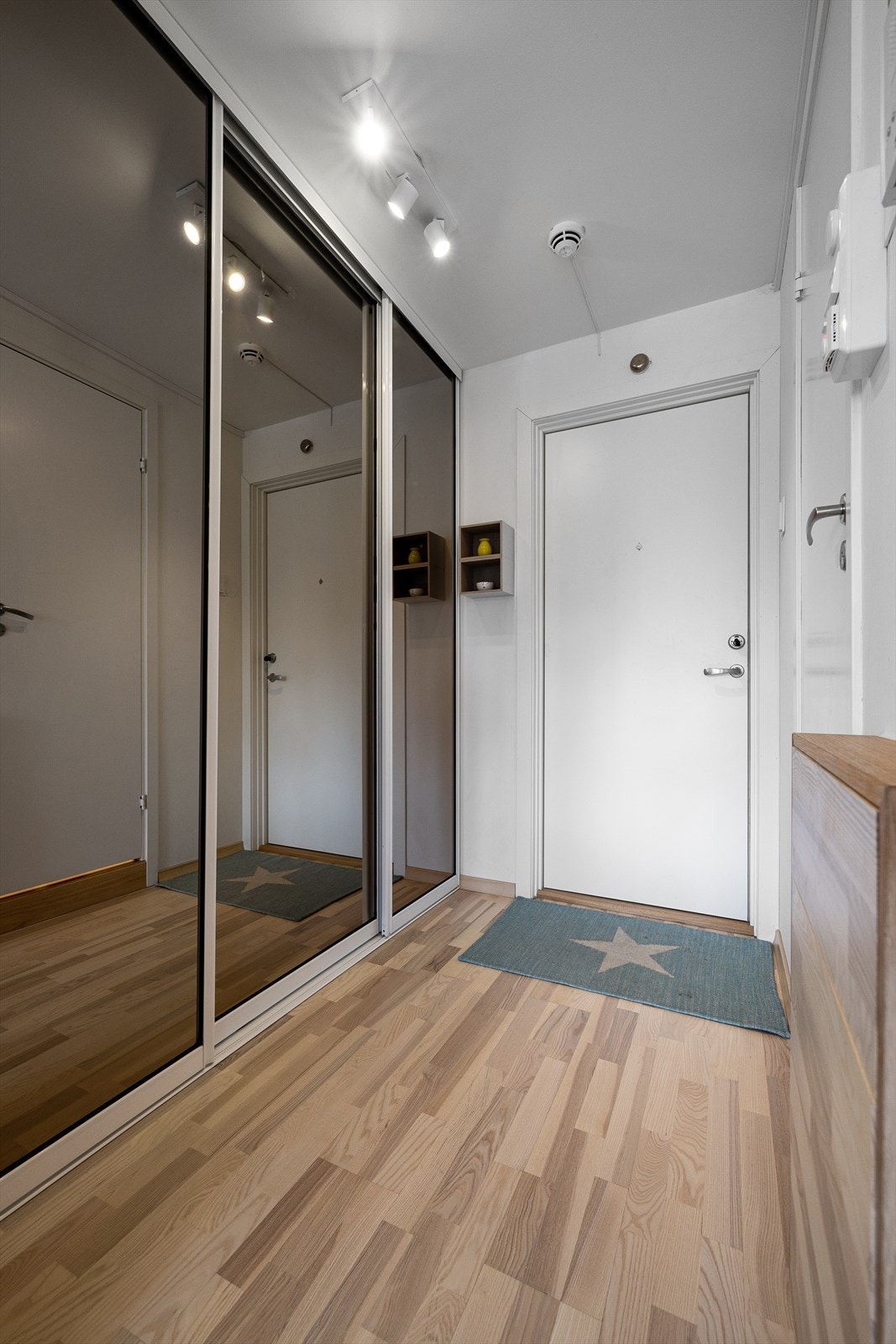 Innbydende entré med god oppbevaringsplass Galleribilde