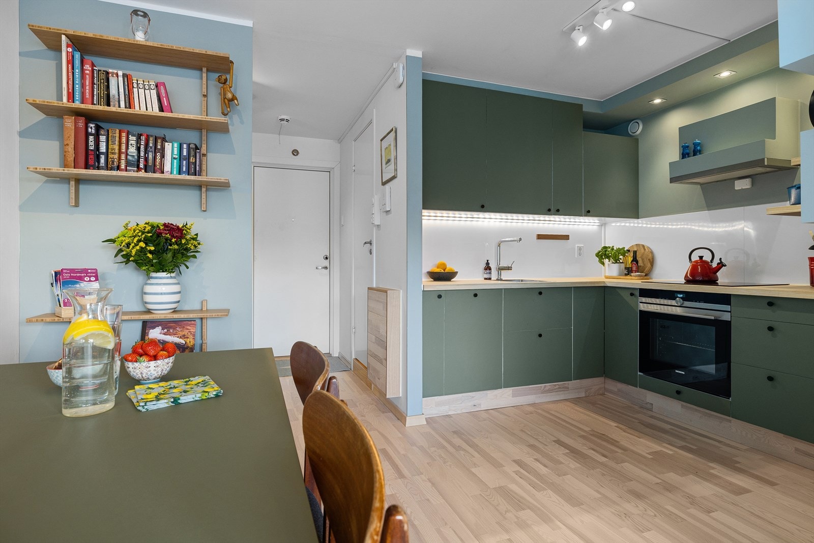 Åpen løsning mellom stue og kjøkken Galleribilde