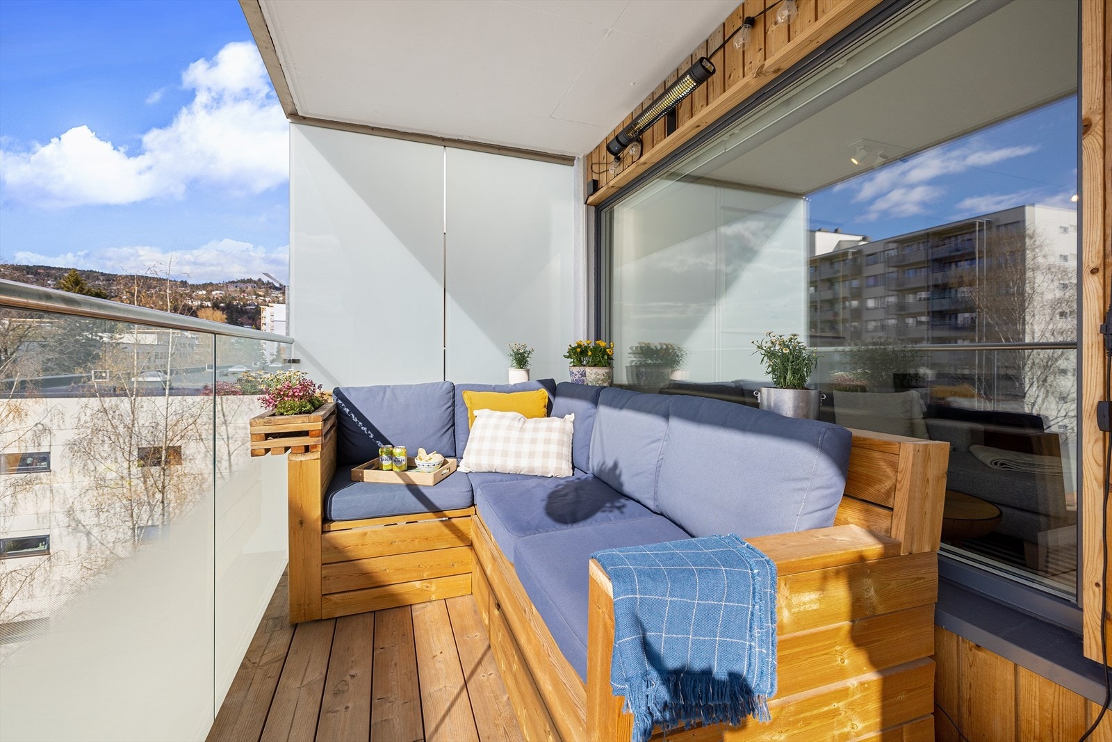 På balkongen har du god plass til utemøbler Galleribilde