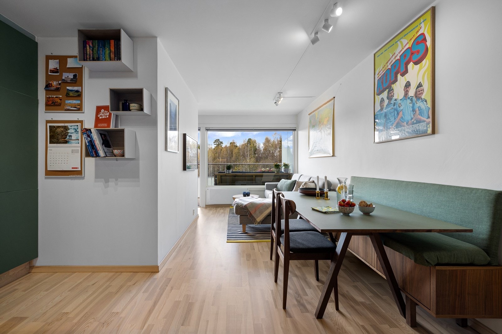 TV er montert på veggen mot alkoven og har løsning for helt skjulte kabler og TV-boks Galleribilde