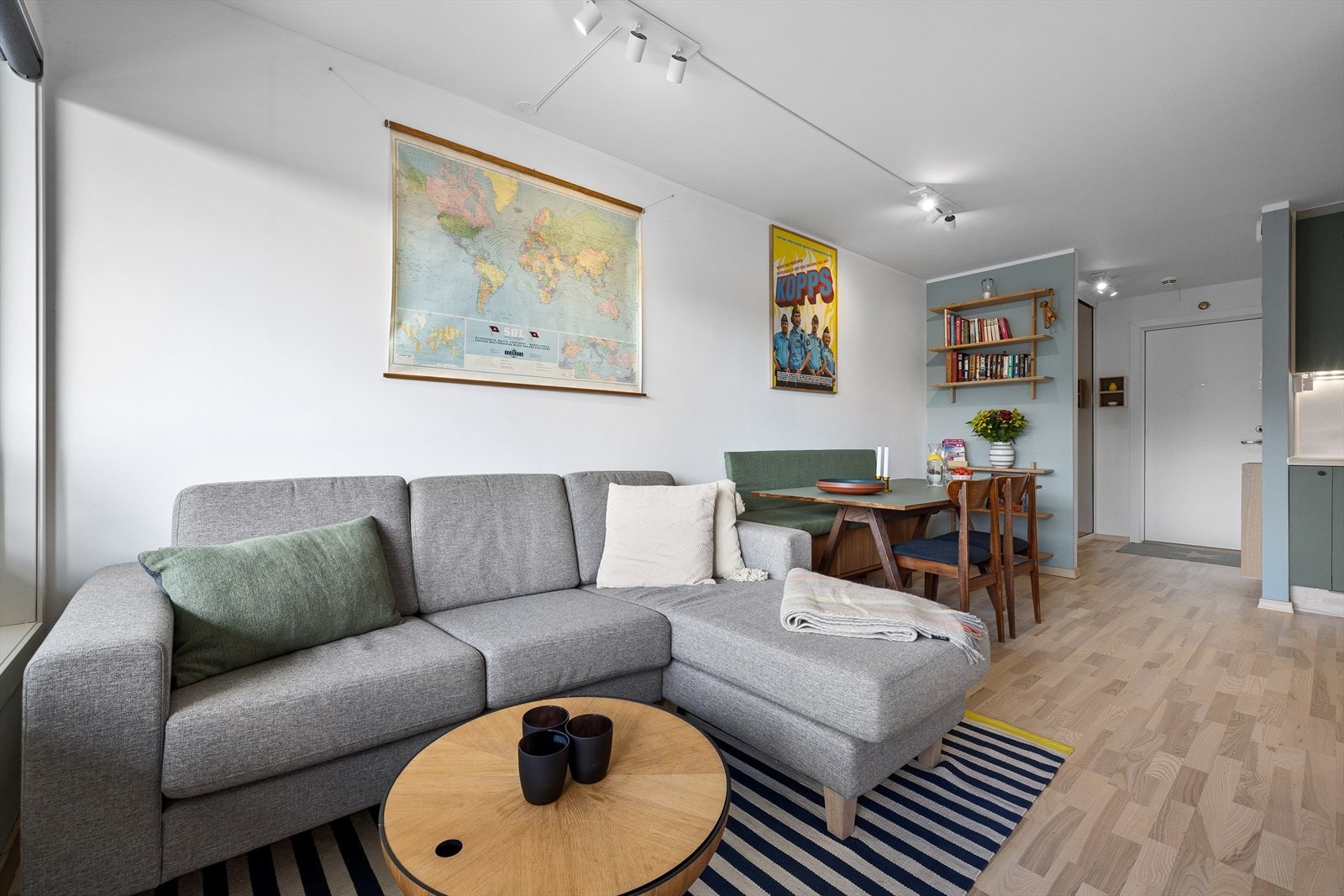 Stue av god størrelse med plass til sofagruppe, stuebord og annet tilhørende møblement Galleribilde