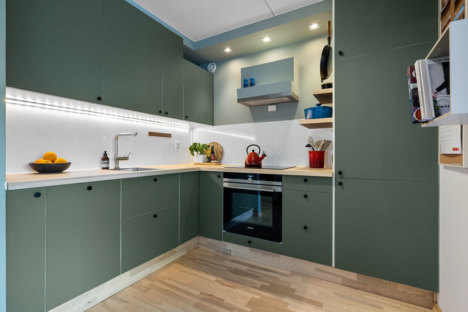 Romslig og stilrent kjøkken Galleribilde