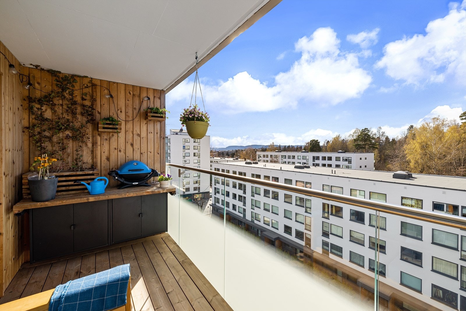 Balkongen har innredning med underskap og benkeplate av trespiler Galleribilde