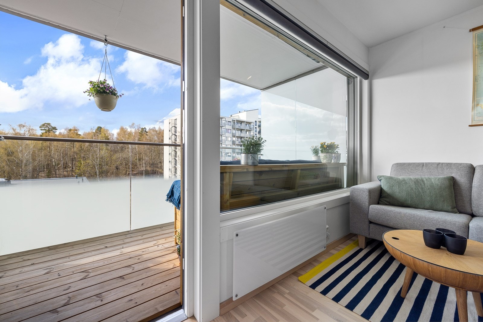 Det slipper inn rikelig med naturlig lys gjennom de store stuevinduene Galleribilde