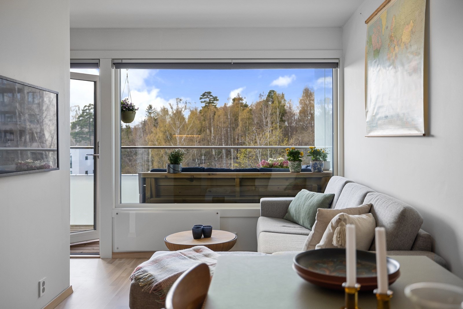 Grønt og frodig utsyn fra stuen Galleribilde