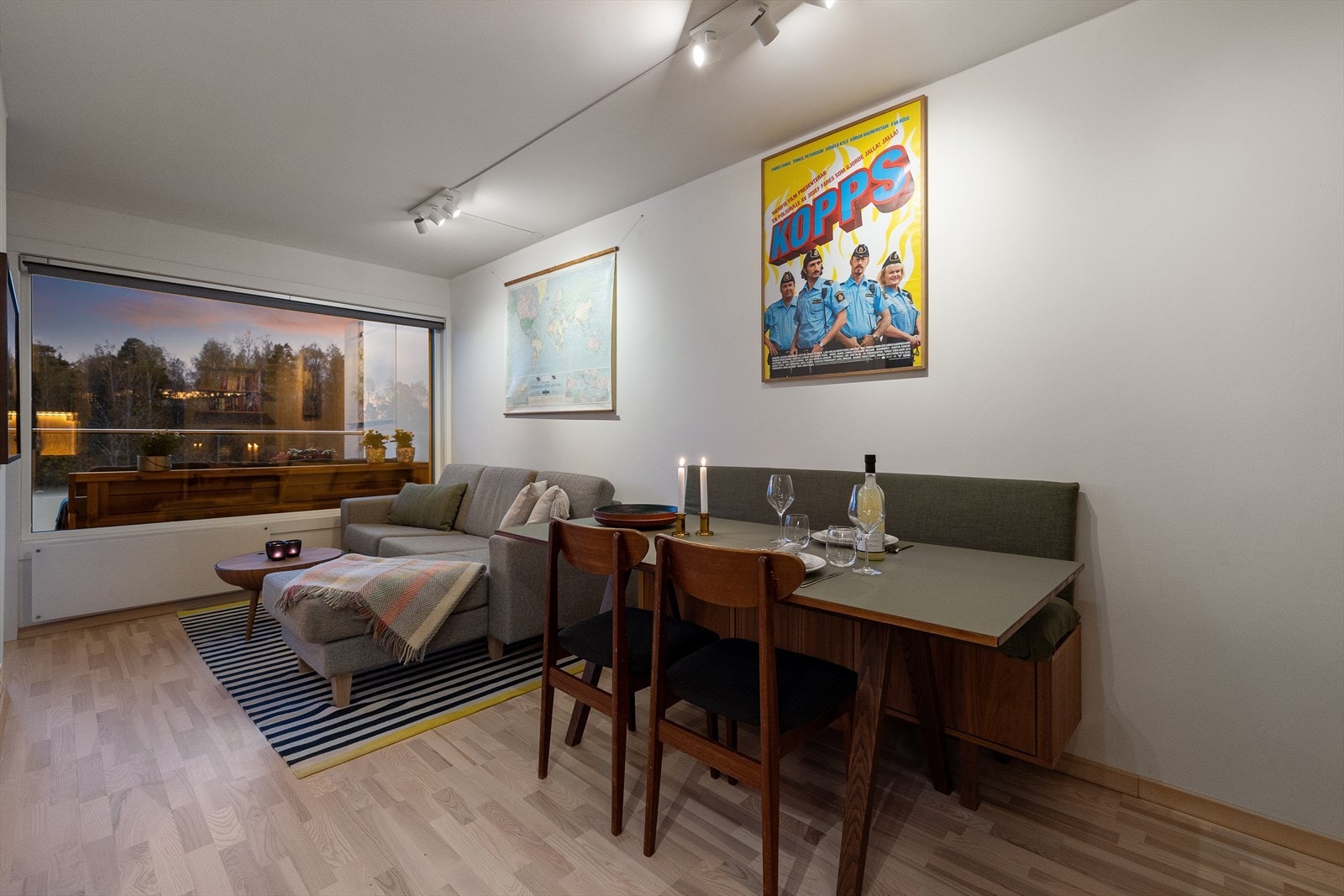 Flott parkettgulv i ask gjennomgående i hele leiligheten Galleribilde