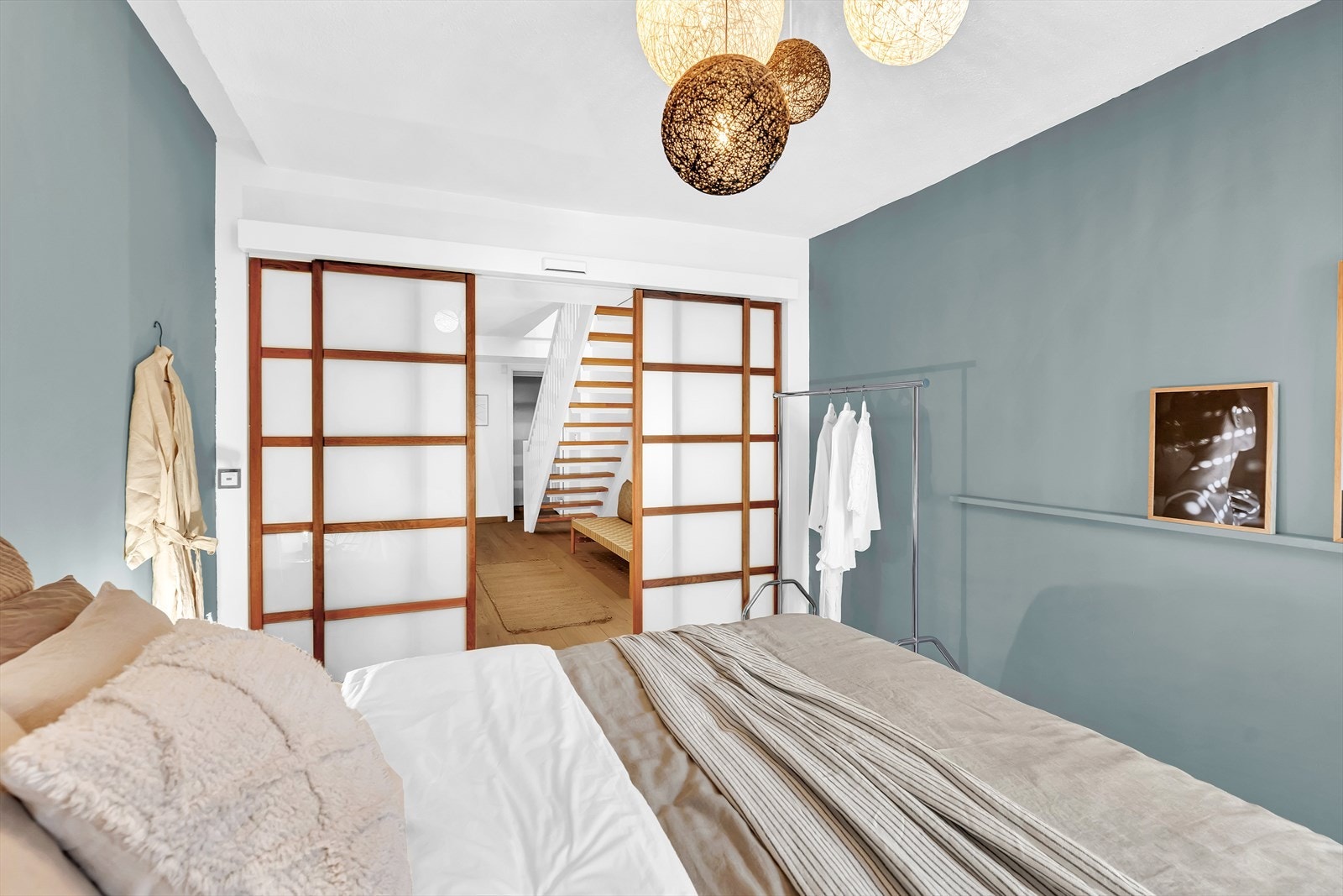 Rommet har plassbesparende skyvedører Galleribilde