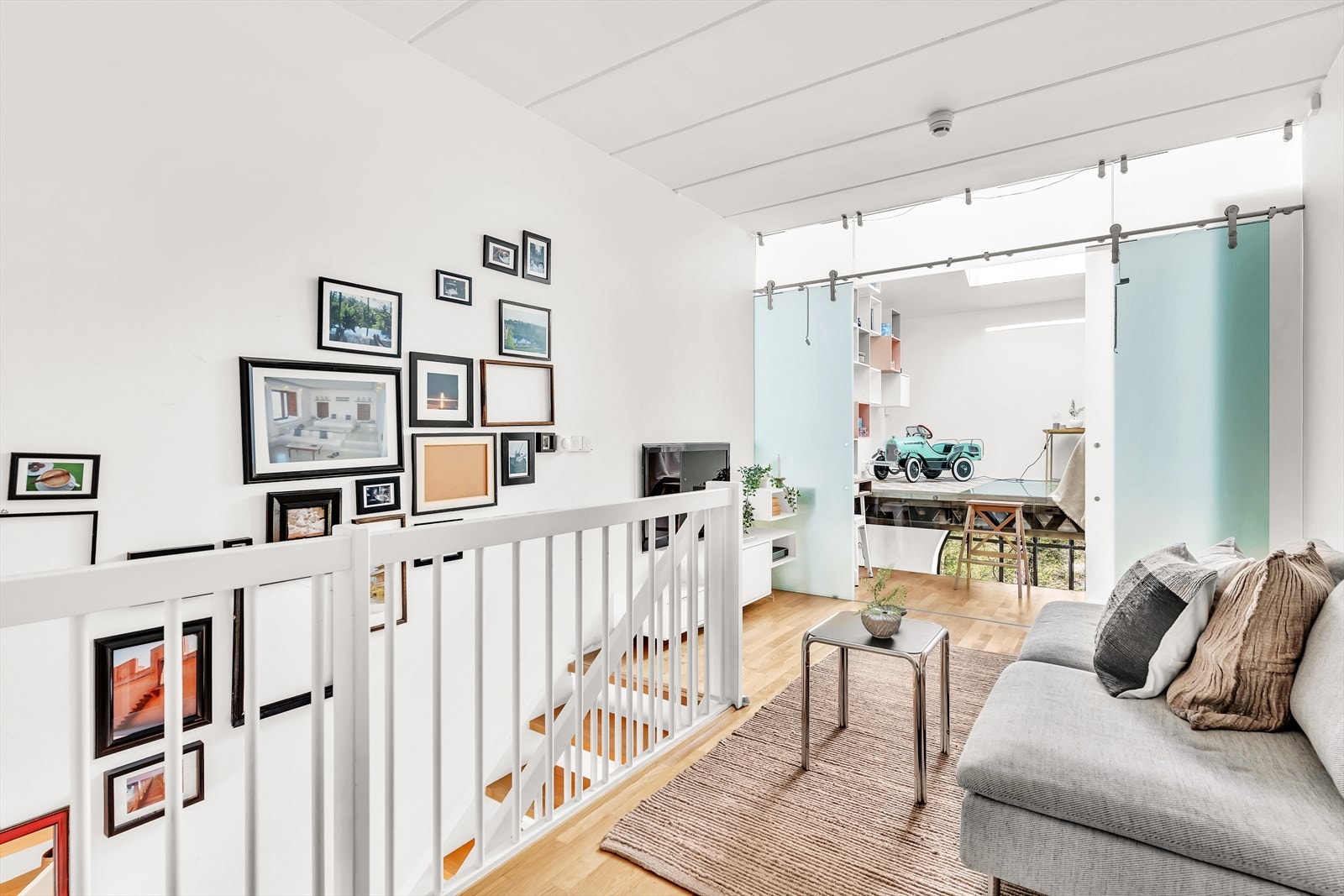 Stuen brukes i dag som tv-stue, men har også flere bruksmuligheter Galleribilde