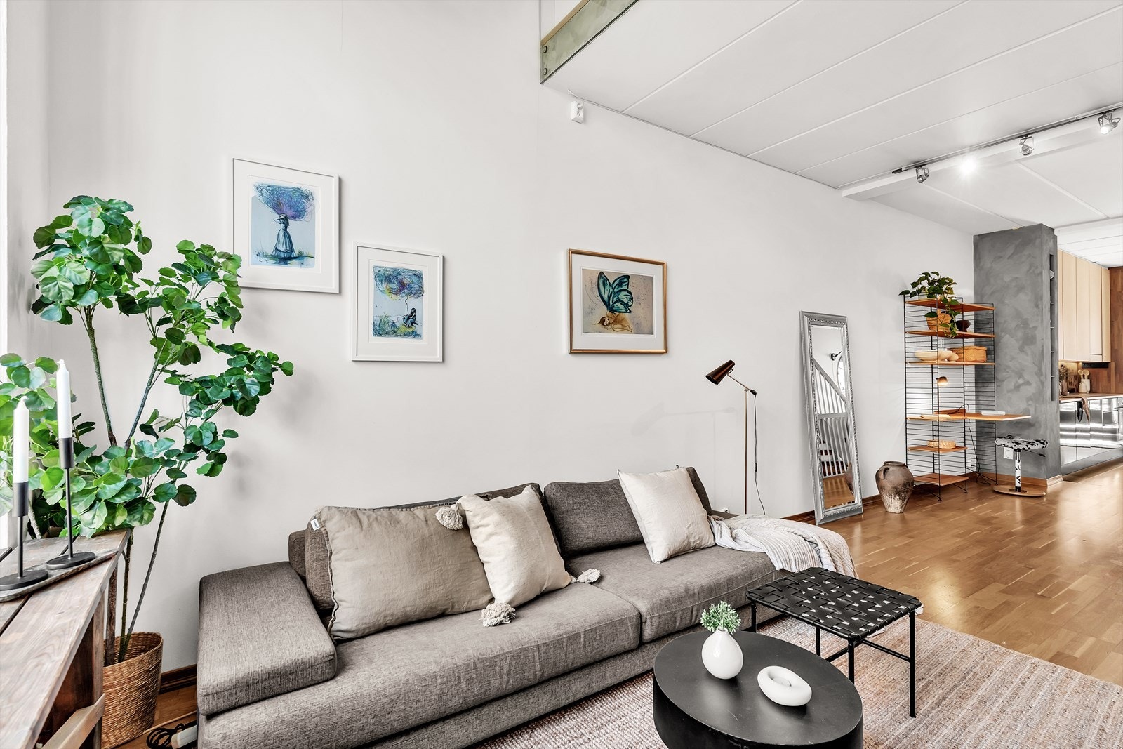 Stuen har god plass til sofagruppe og tv-møbler Galleribilde
