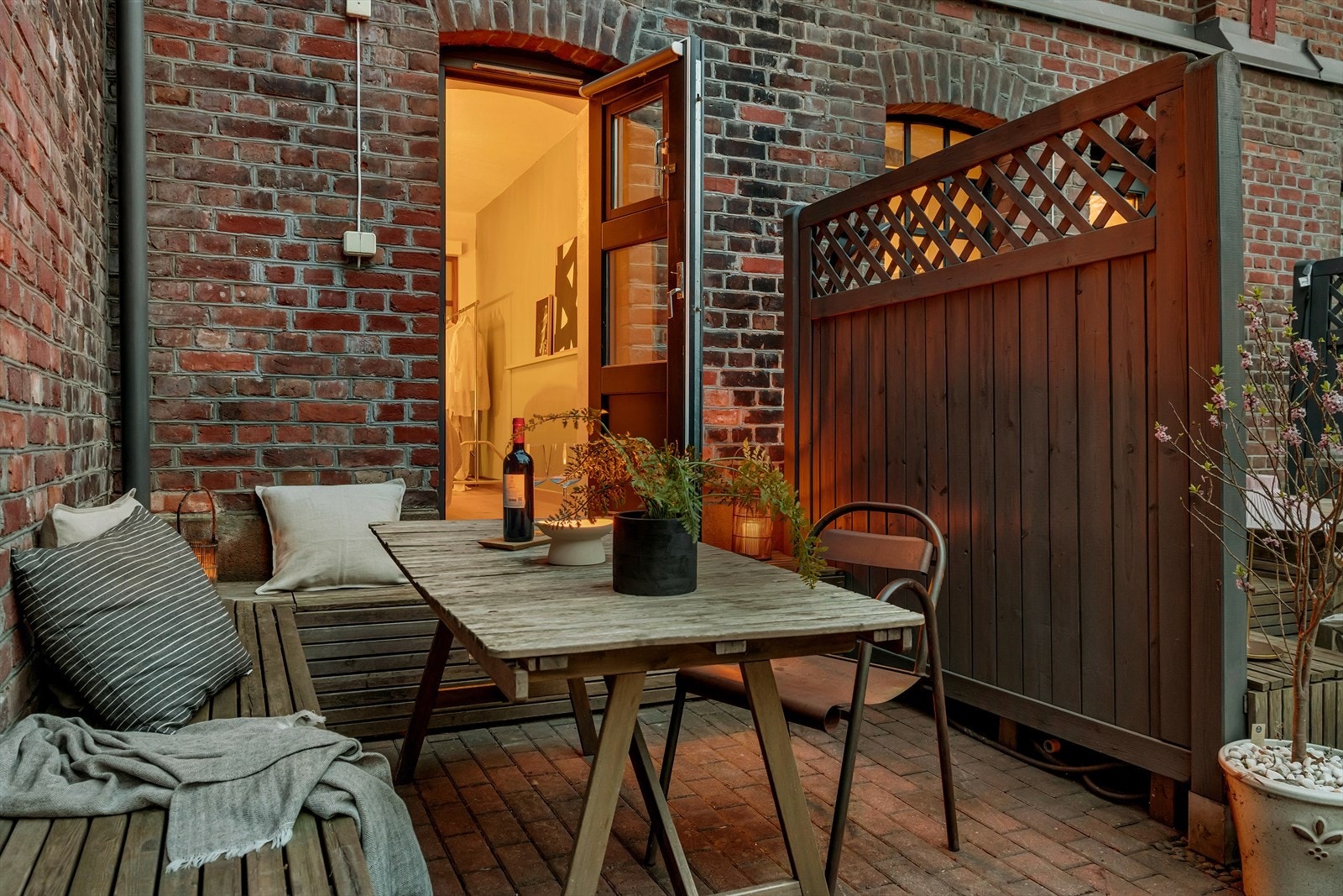 Plassbygd sittegruppe med god plass til gjester Galleribilde