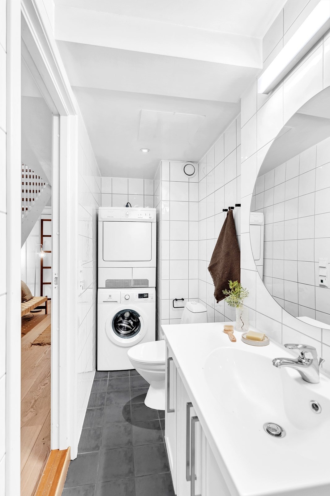 Pent flislagt bad med gulvvarme og downlights i taket Galleribilde