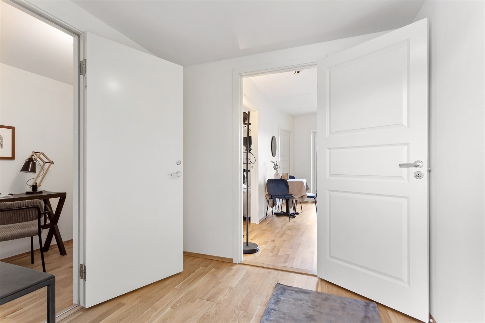 I gangen er det plass til knagger og skohylle for yttertøy Galleribilde