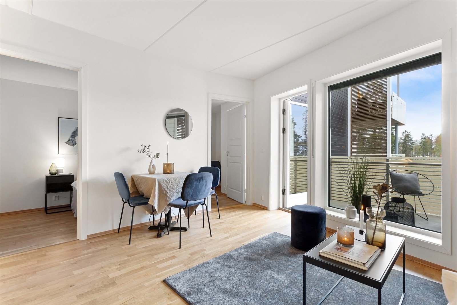 Det er godt lysinnslipp via store vindusflater og balkongdør Galleribilde