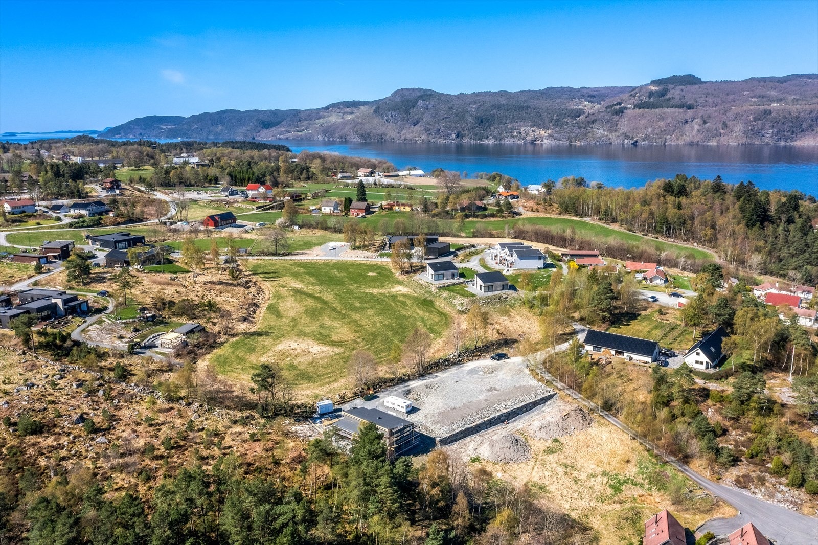 Tomten ligger på Kobbasteinen på Randøy, et idyllisk og landlig boligfelt med naturskjønne omgivelser Galleribilde