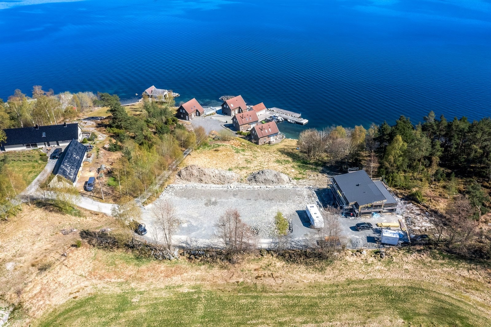 Fra tomten har man kot gange ned til sjøen med mulighet for båtplass Galleribilde