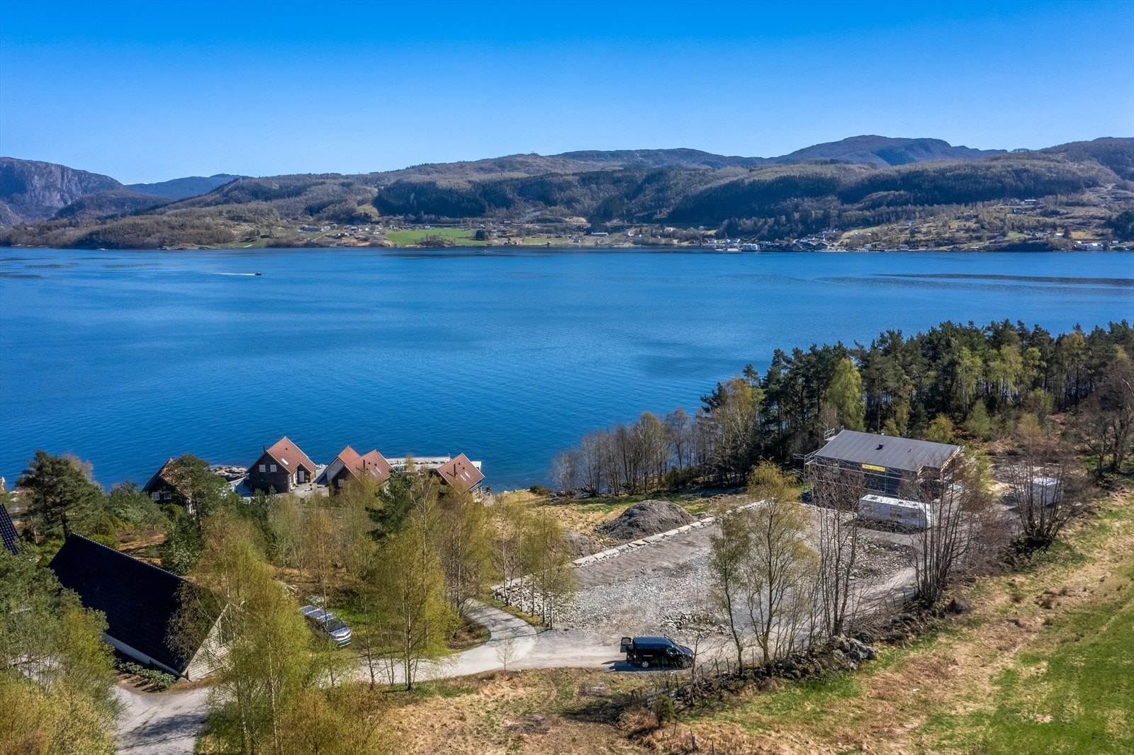 Tomten ligger like ved sjøen i 1.rekke med nydelig utsikt Galleribilde