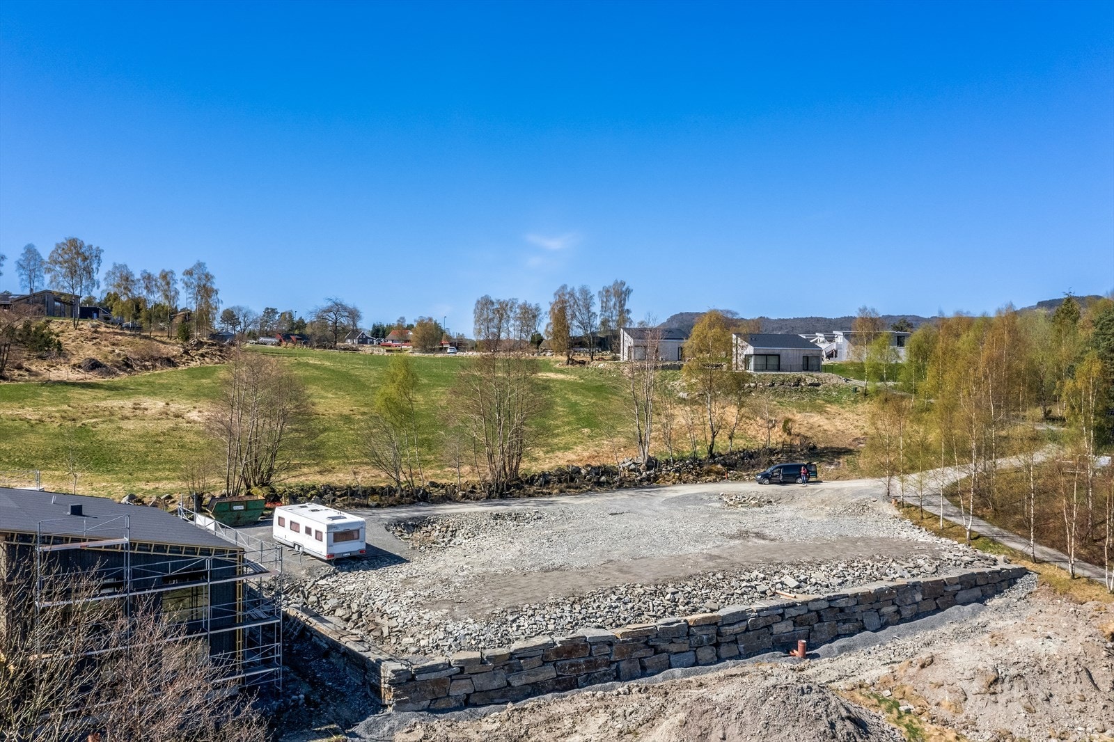 Tomten er planert med ferdig mur i front av tomten Galleribilde