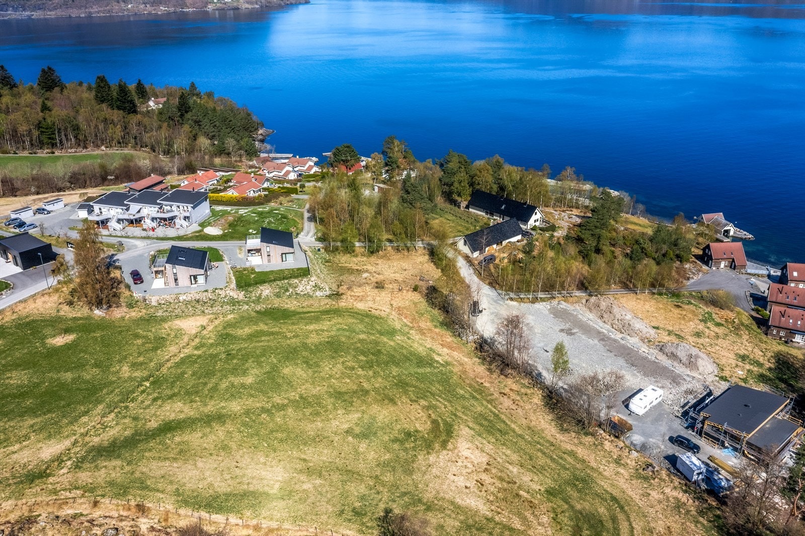 Det er tegnet et stilfult og moderne hus fra Urbanhus til tomtene, men kjøper står fritt til å tegne og tilpasse huset slik man måtte ønske. Byggeklausul til Urbanhus AS Galleribilde