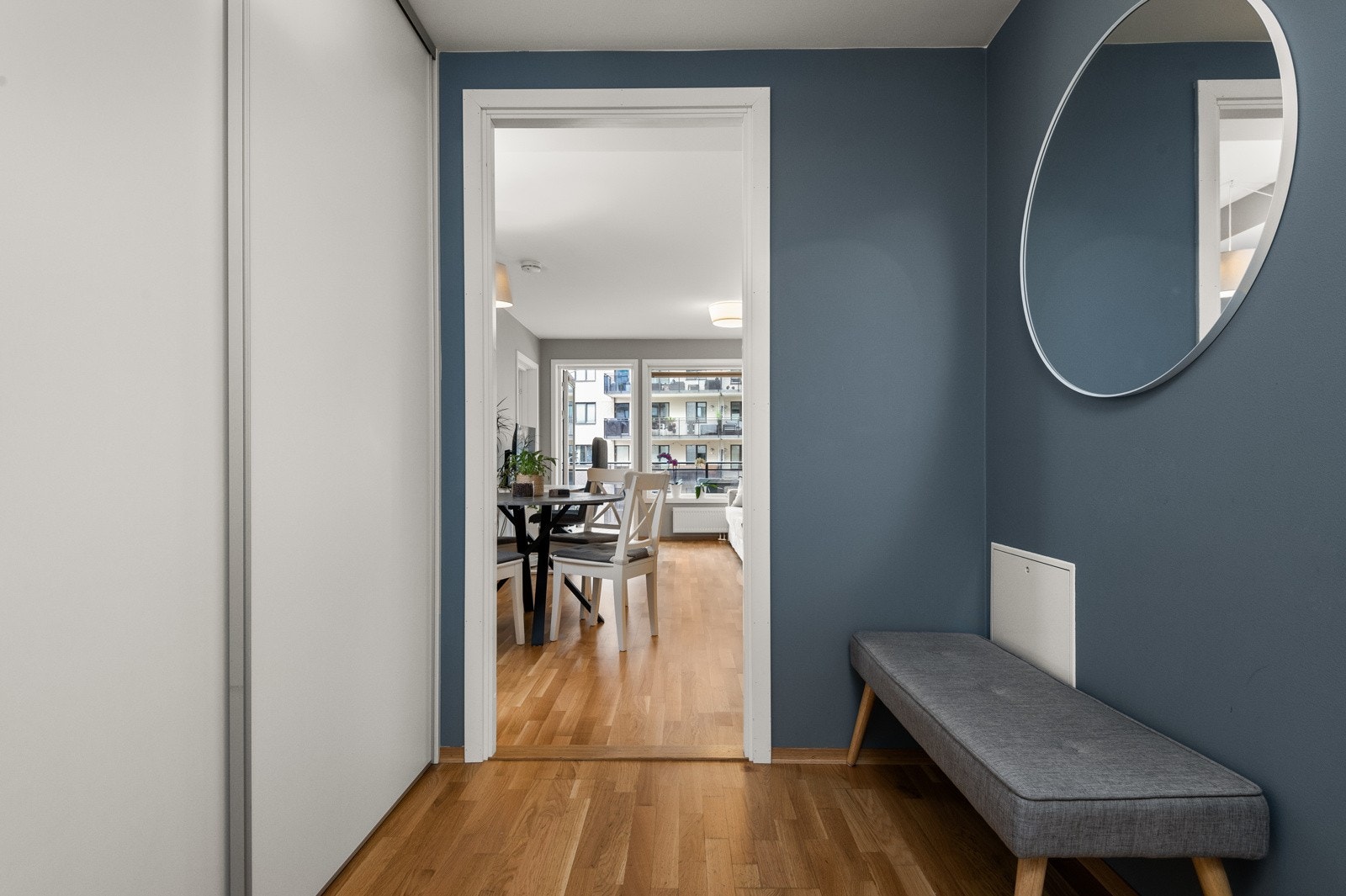 - Entré med stor, plassbygget skyvedørsgarderobe gir boligen gode oppbevaringsmuligheter - Galleribilde
