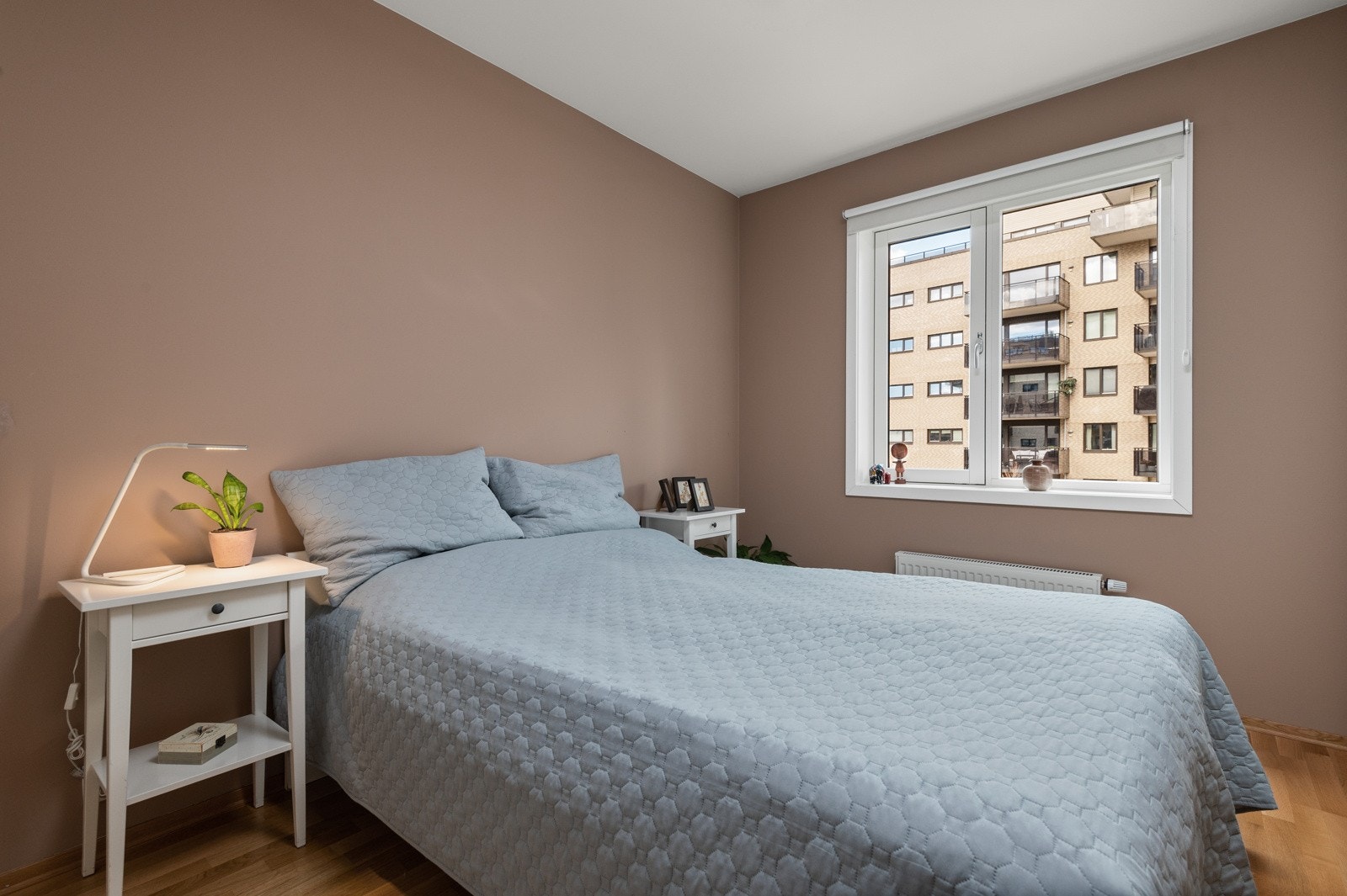 - Hovedsoverom med plass til dobbeltseng og nattbord - Galleribilde