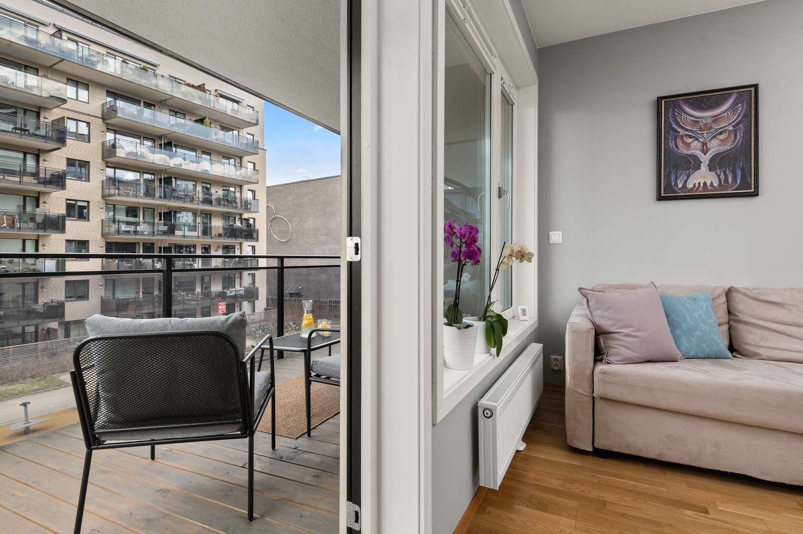 - Balkongen er overbygget og med god plass til sittegruppe, grill og beplantning - Galleribilde