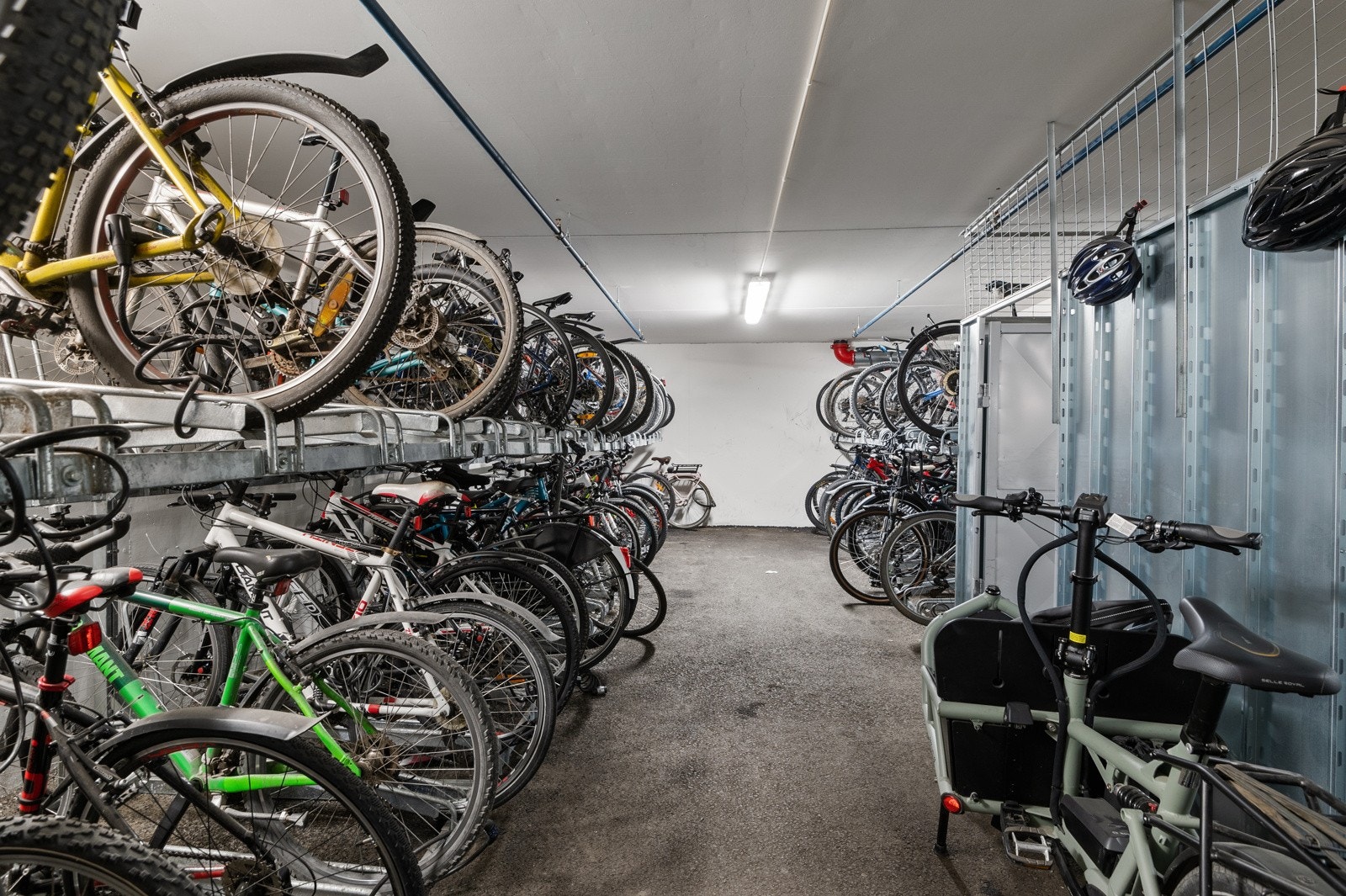 - Det er 2 felles sykkelboder - - Galleribilde