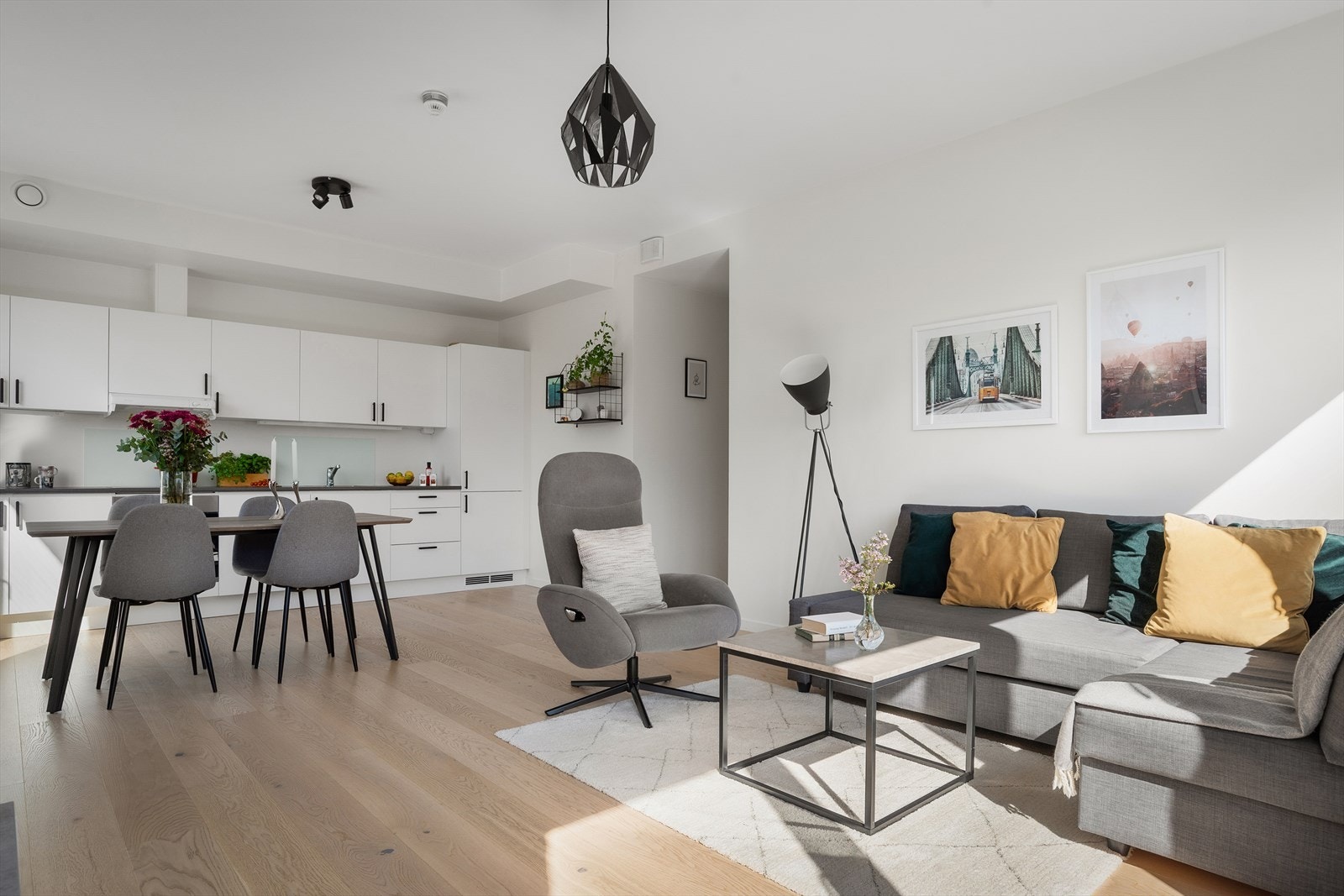 Det er åpen løsning mellom stue og kjøkken Galleribilde