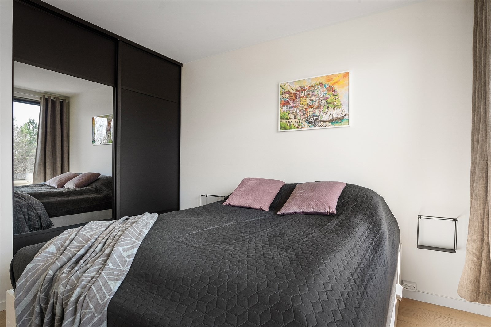 På hovedsoverommet er det en stor skyvedørsgarderobe som har rikelig med oppbevaringsplass Galleribilde