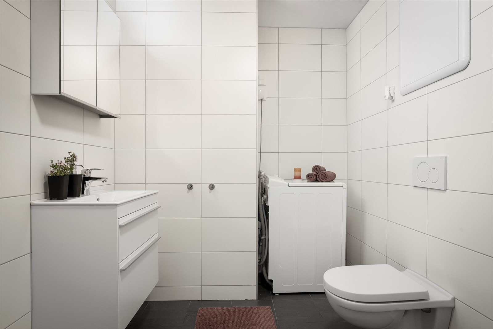 Delikat baderom fra 2020/21 med store fliser og varmkabler i gulvet Galleribilde