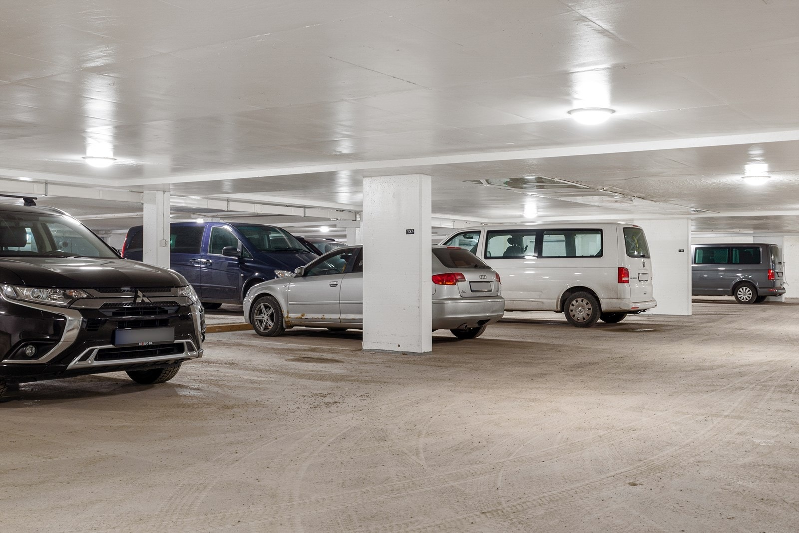 Parkeringsplass i garasjeanlegg - Heisadkomst til leiligheten og mulighet for å installere lader Galleribilde