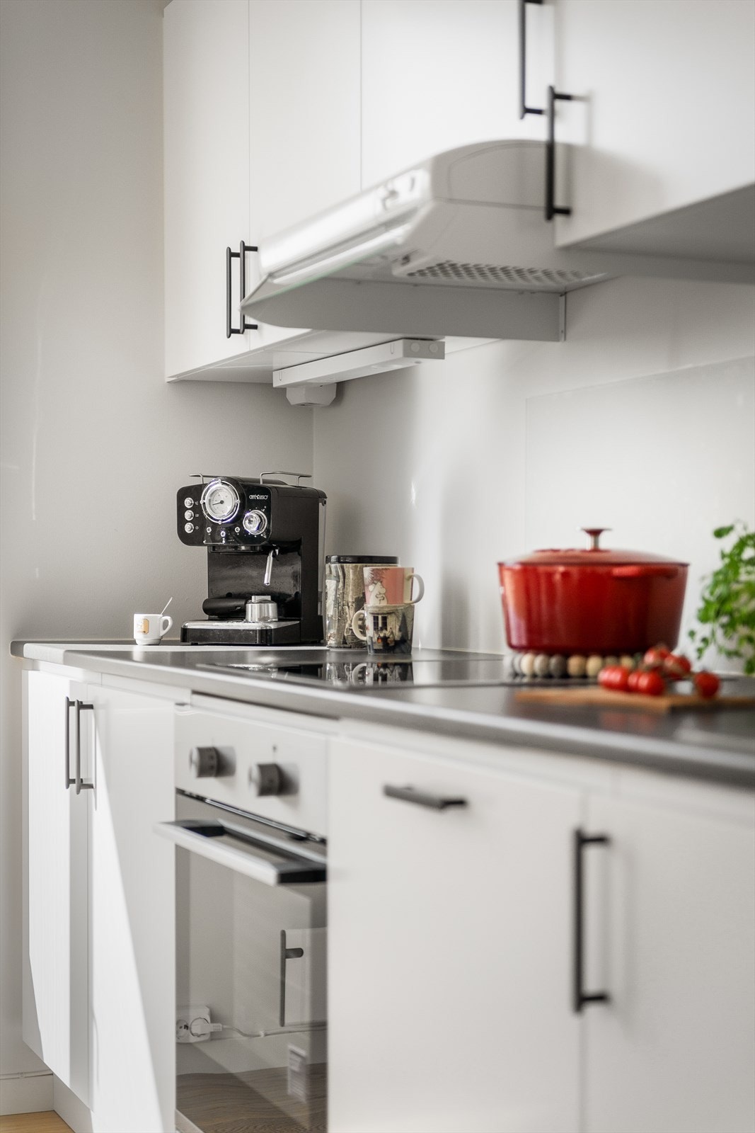 Godt med oppbevaringsplass i kjøkkenets over- og underskap Galleribilde