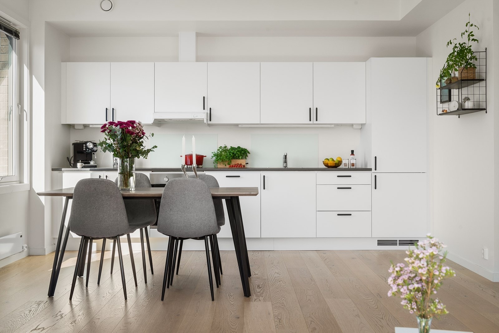 Mellom stuen og kjøkkenet er det god plass til en hyggelig spiseplass Galleribilde