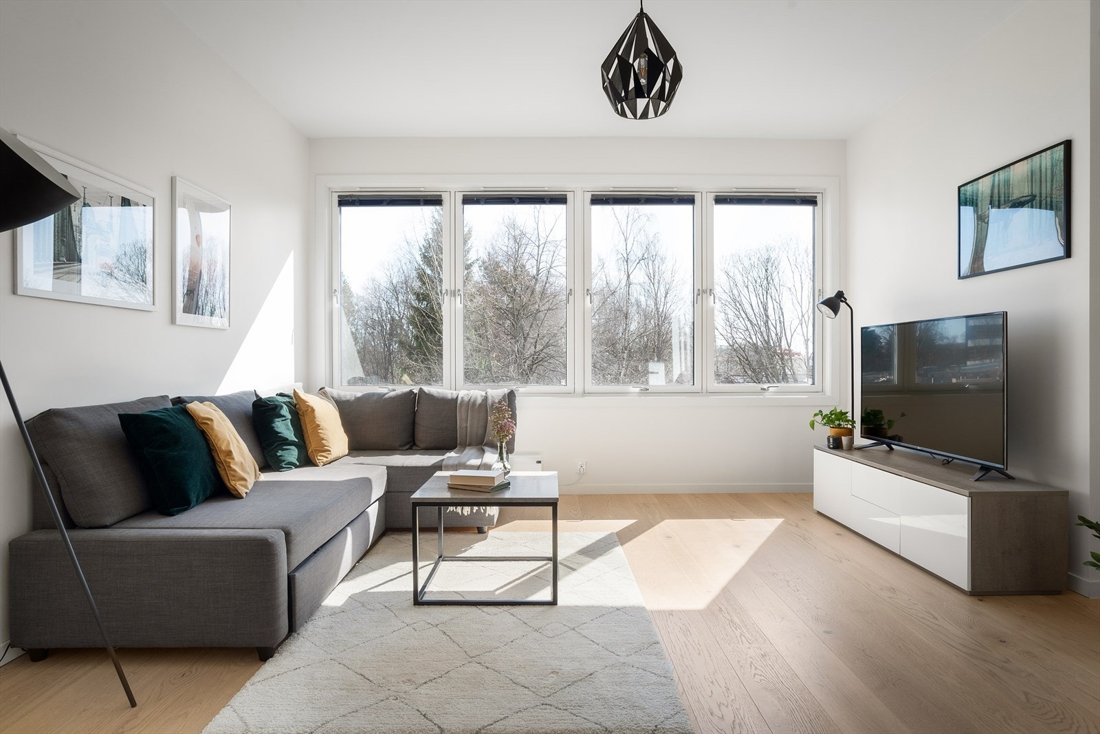 Lys og hyggelig stue hvor du har god plass til sofagruppe og annet tilhørende møblement Galleribilde