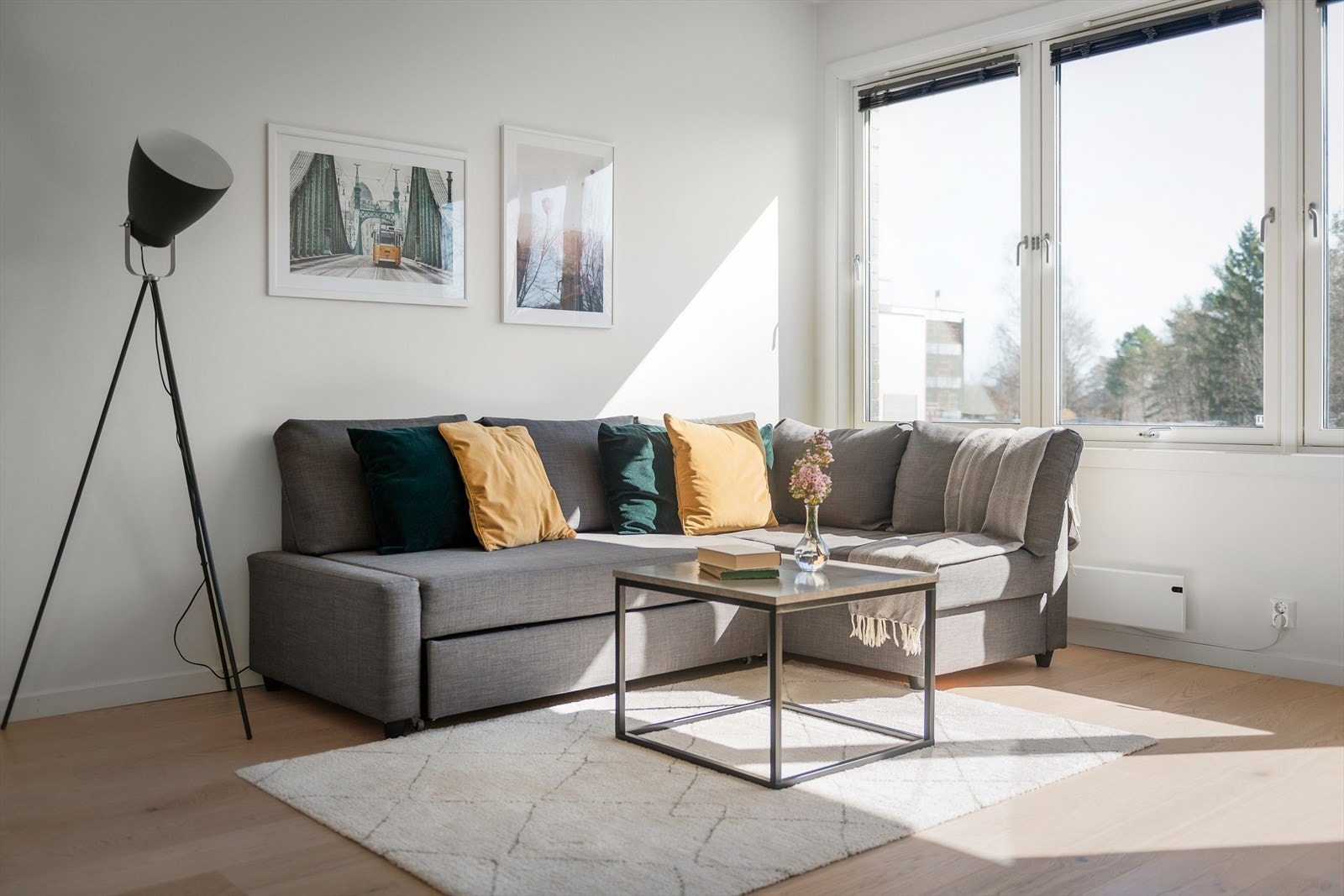 Det er godt med lysinnslipp gjennom de store stuevinduene Galleribilde