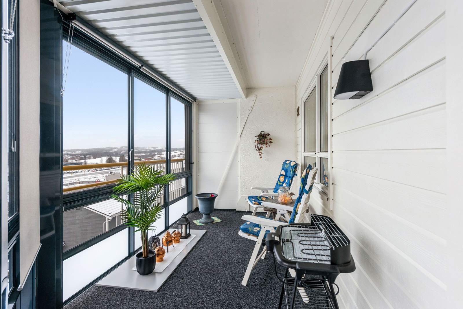 Led-stripe over vinduer. Innvendig rullgardiner og elektrisk utvendig screen for solavskjerming. Galleribilde