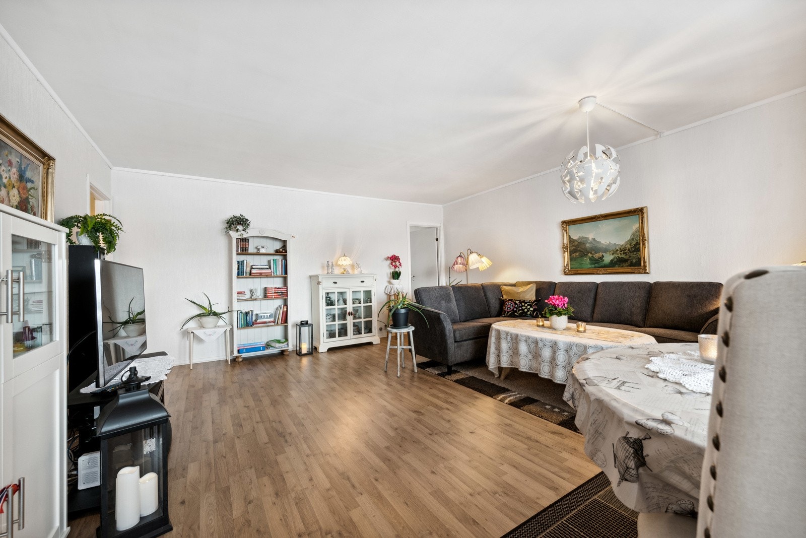 Stuen har en god størrelse, og rommer både sofagruppe og spisestue Galleribilde