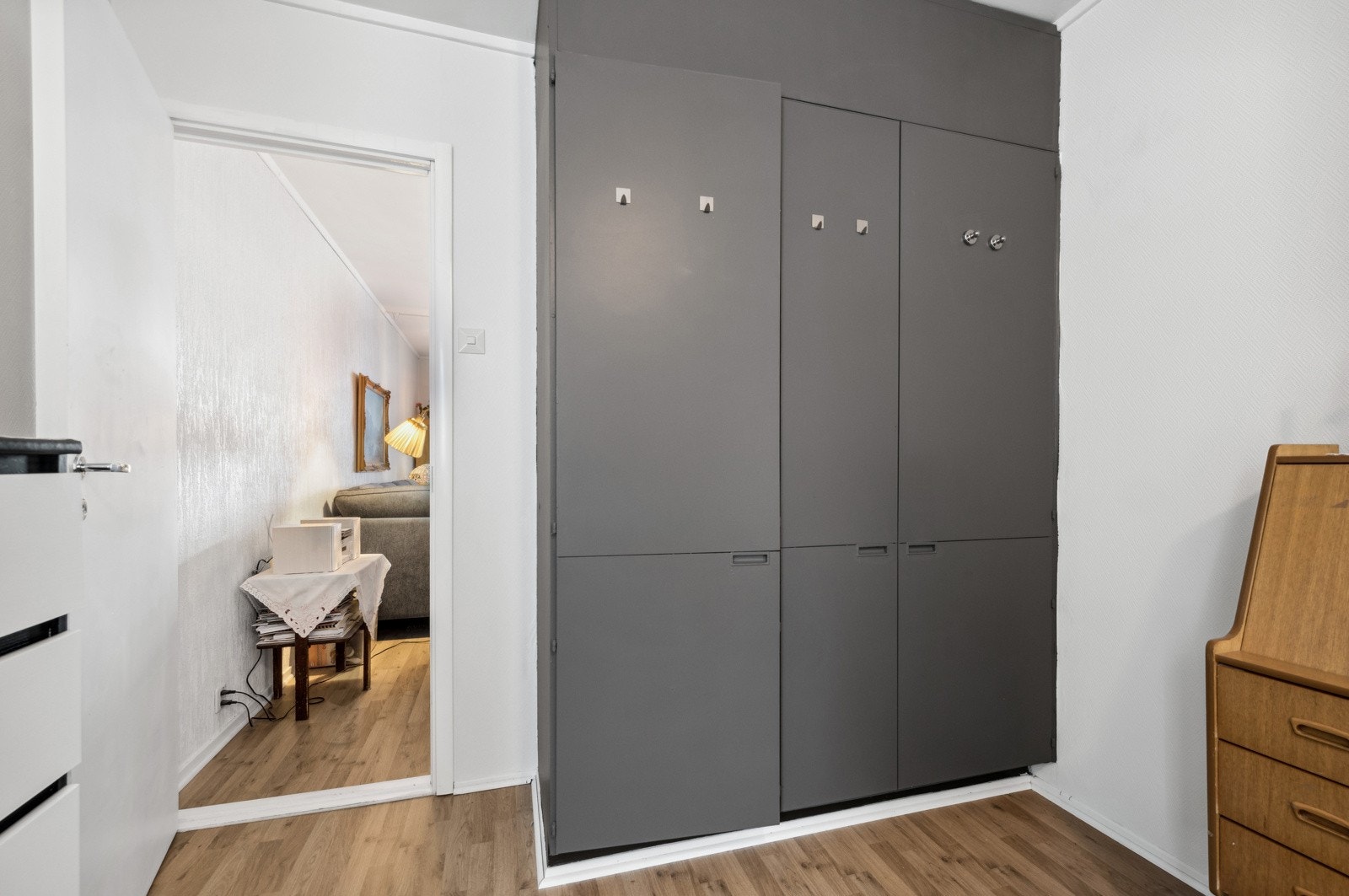 Hovedsoverom med plassbygde skap. Galleribilde