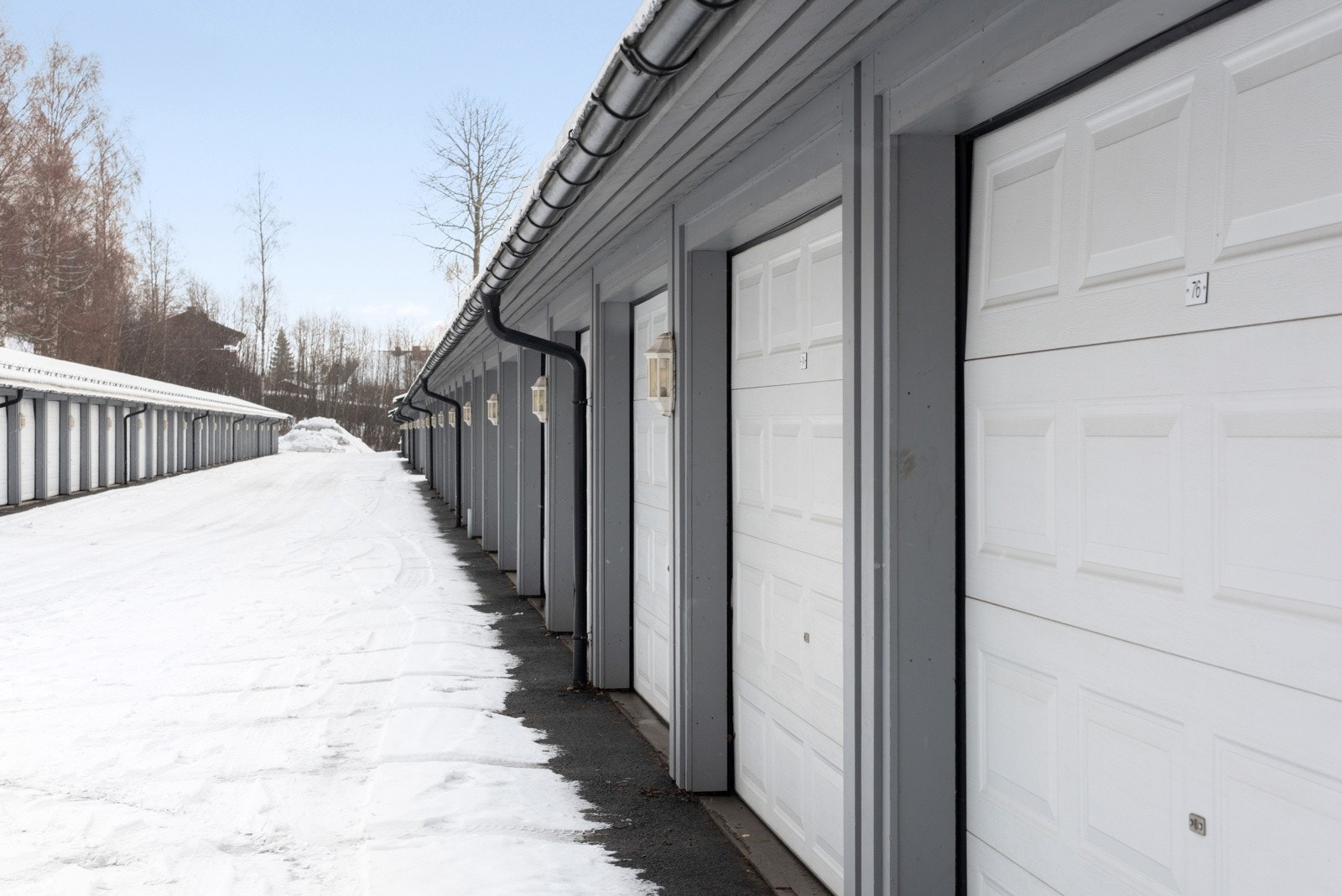 Garasje i fellesanlegg tilrettelagt for elbil-lader. Galleribilde